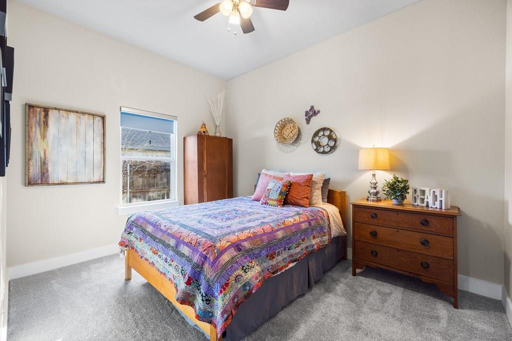 711 Chinkapin Dr, Fredericksburg, TX 78624