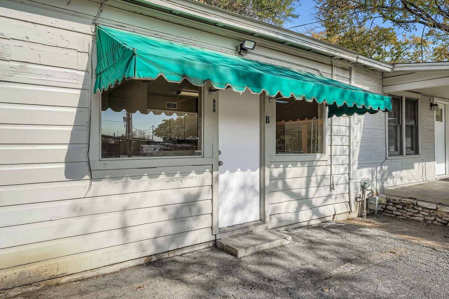 702 W St John's Ave # B, Austin, TX 78752