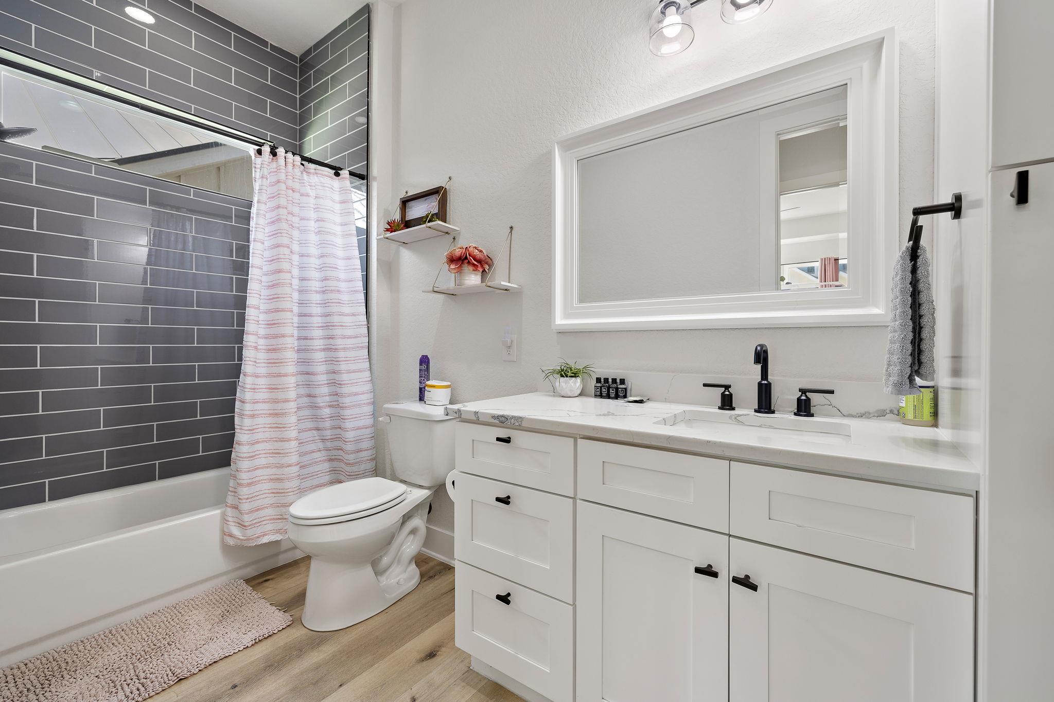 128 Village View Dr, Kingsland, TX 78639