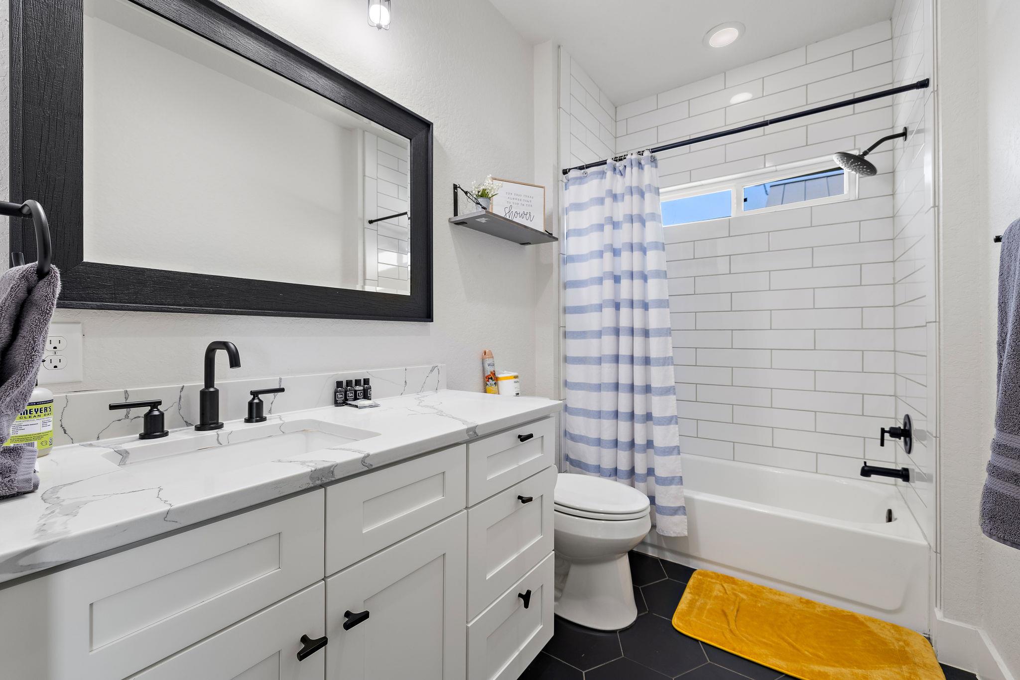 128 Village View Dr, Kingsland, TX 78639