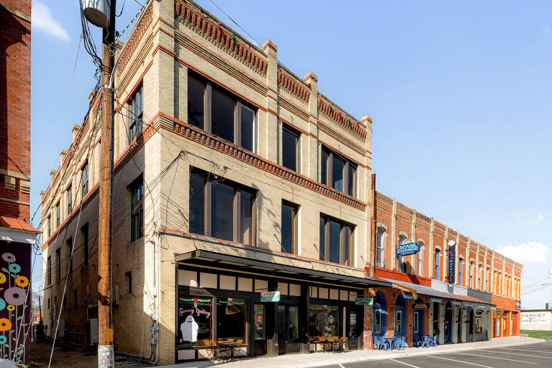 107 N Main St, Lockhart, TX 78644