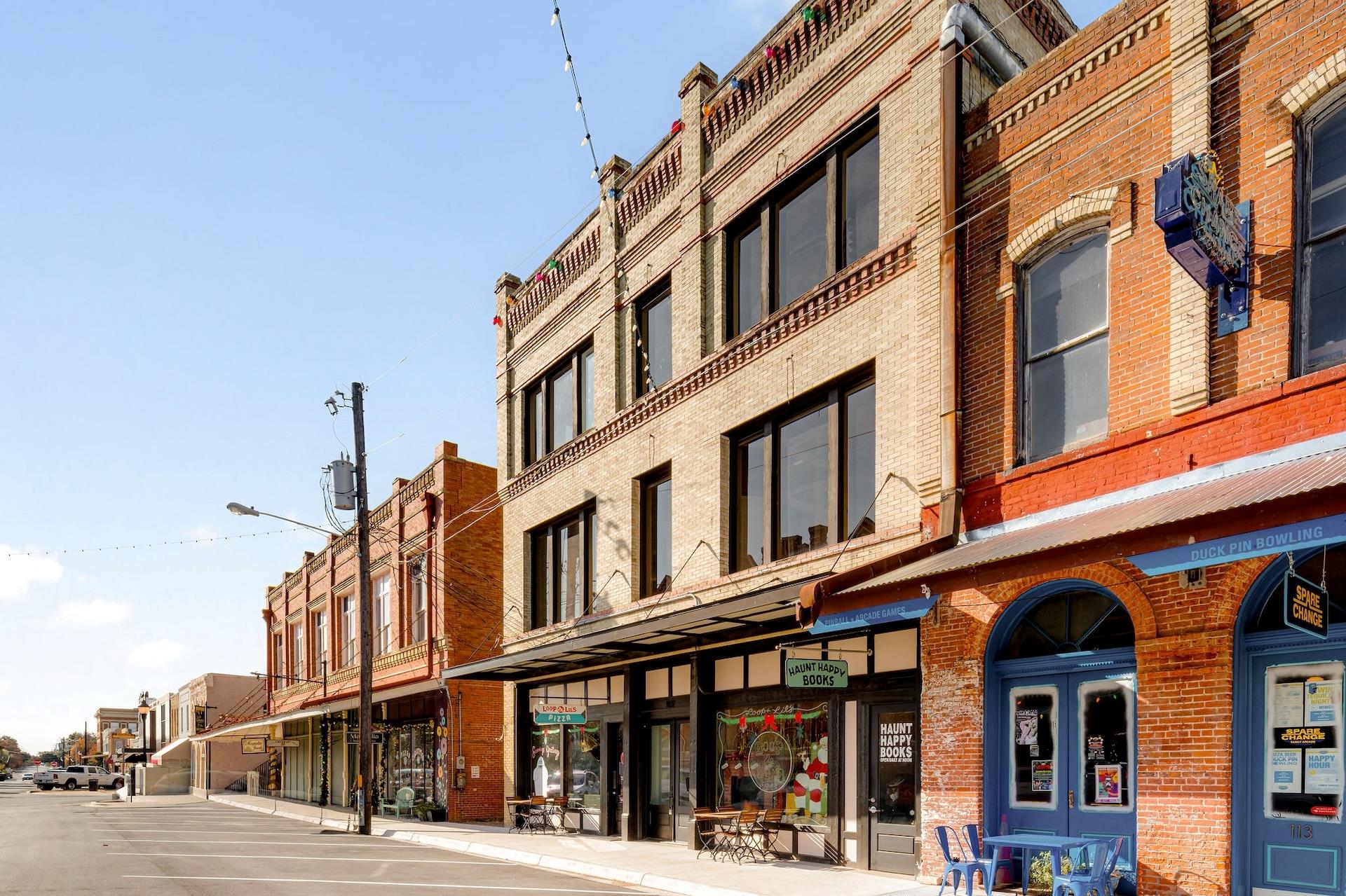 107 N Main St, Lockhart, TX 78644