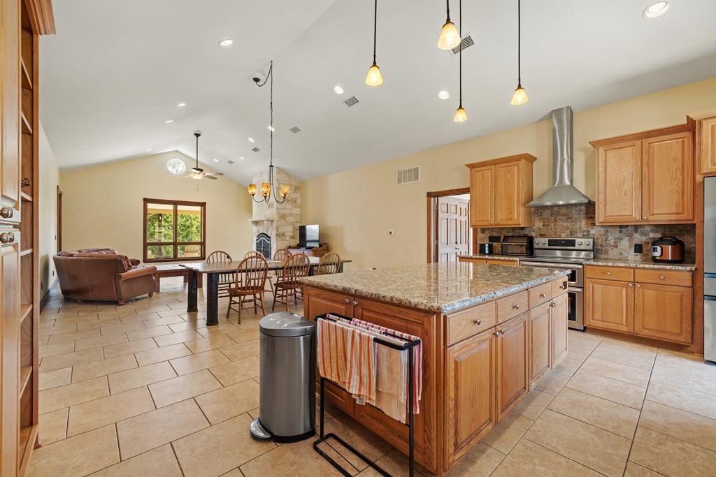 1282 Vintage Oaks Dr, Doss, TX 78618