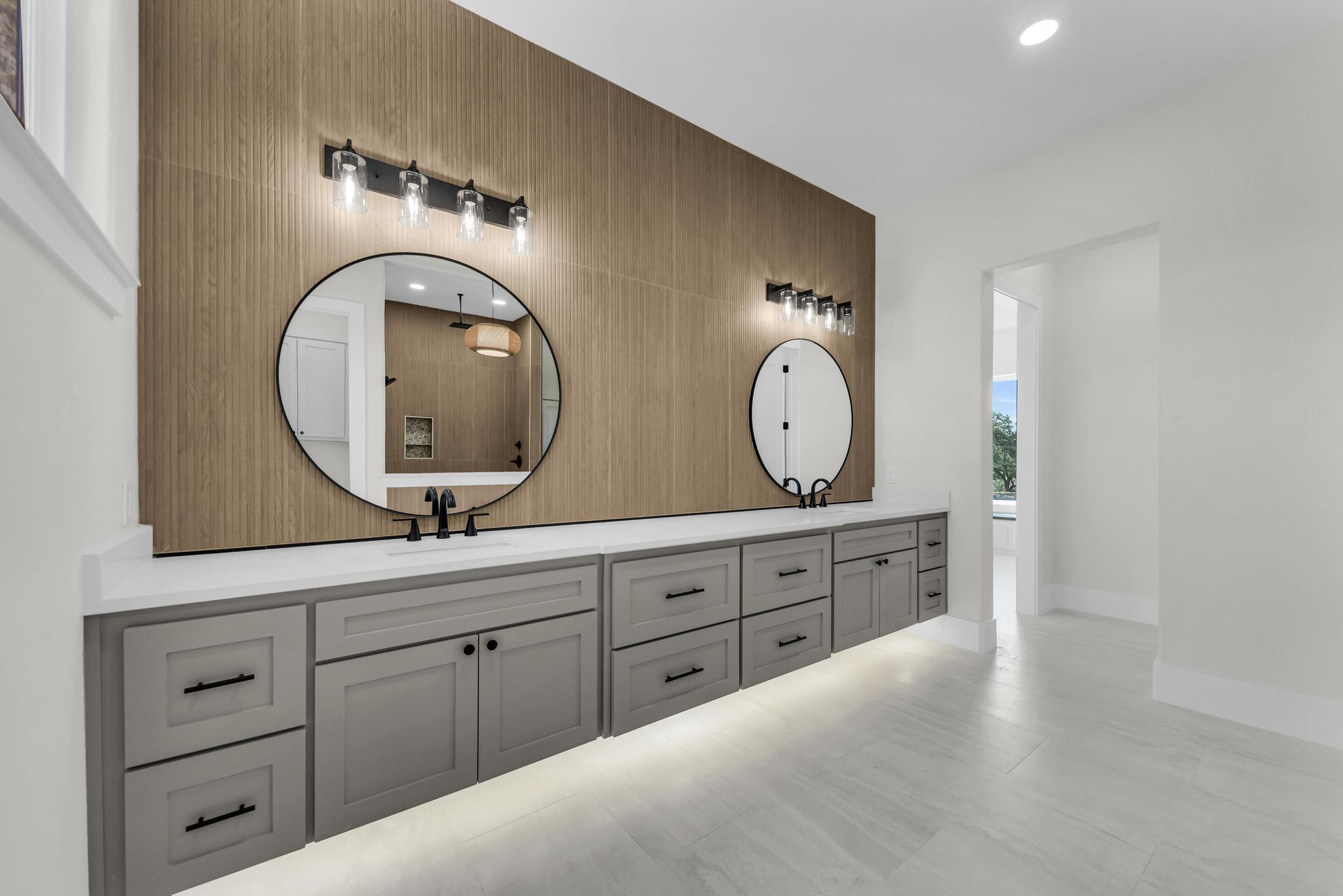 101 Silver Way W, Horseshoe Bay, TX 78657