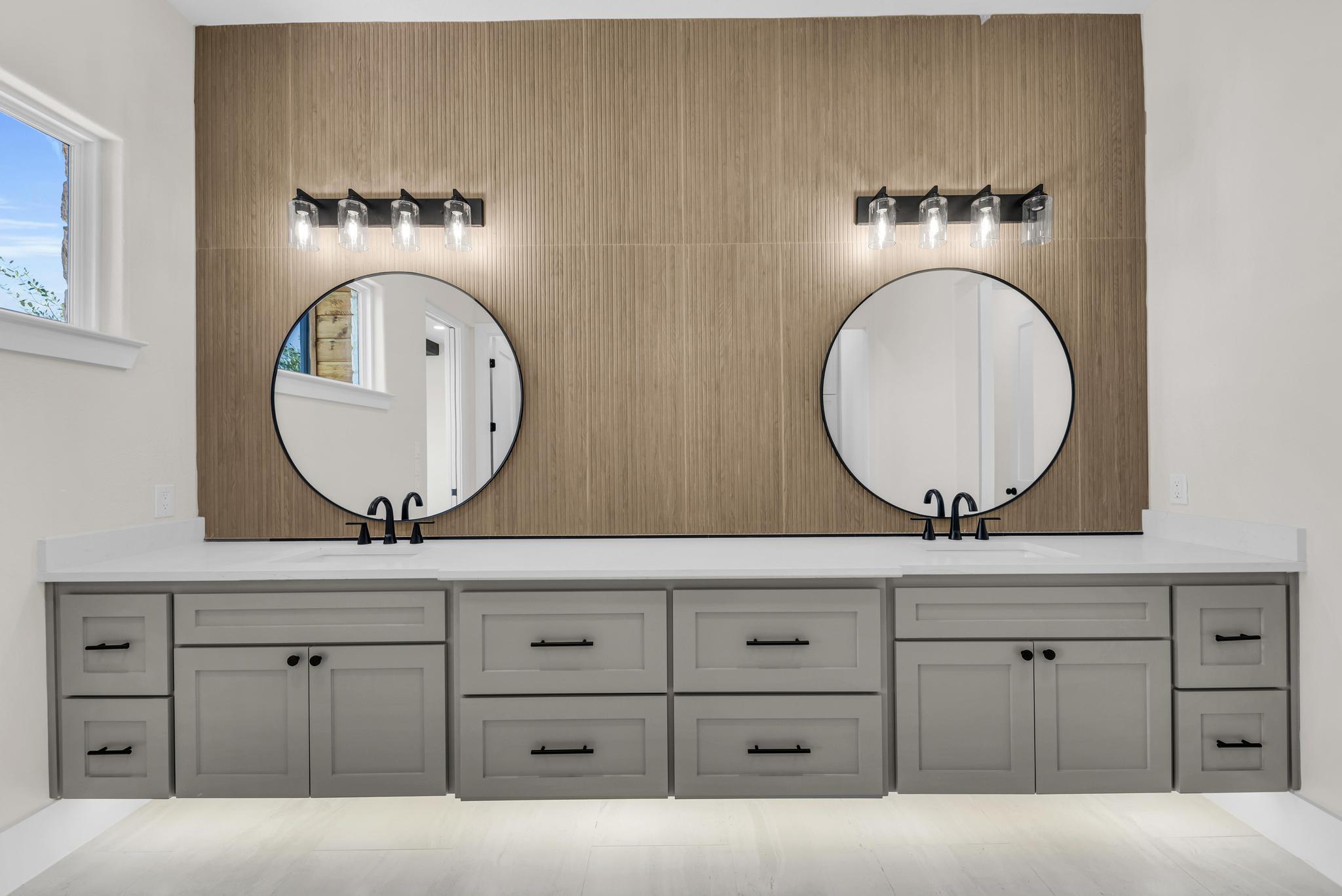 101 Silver Way W, Horseshoe Bay, TX 78657