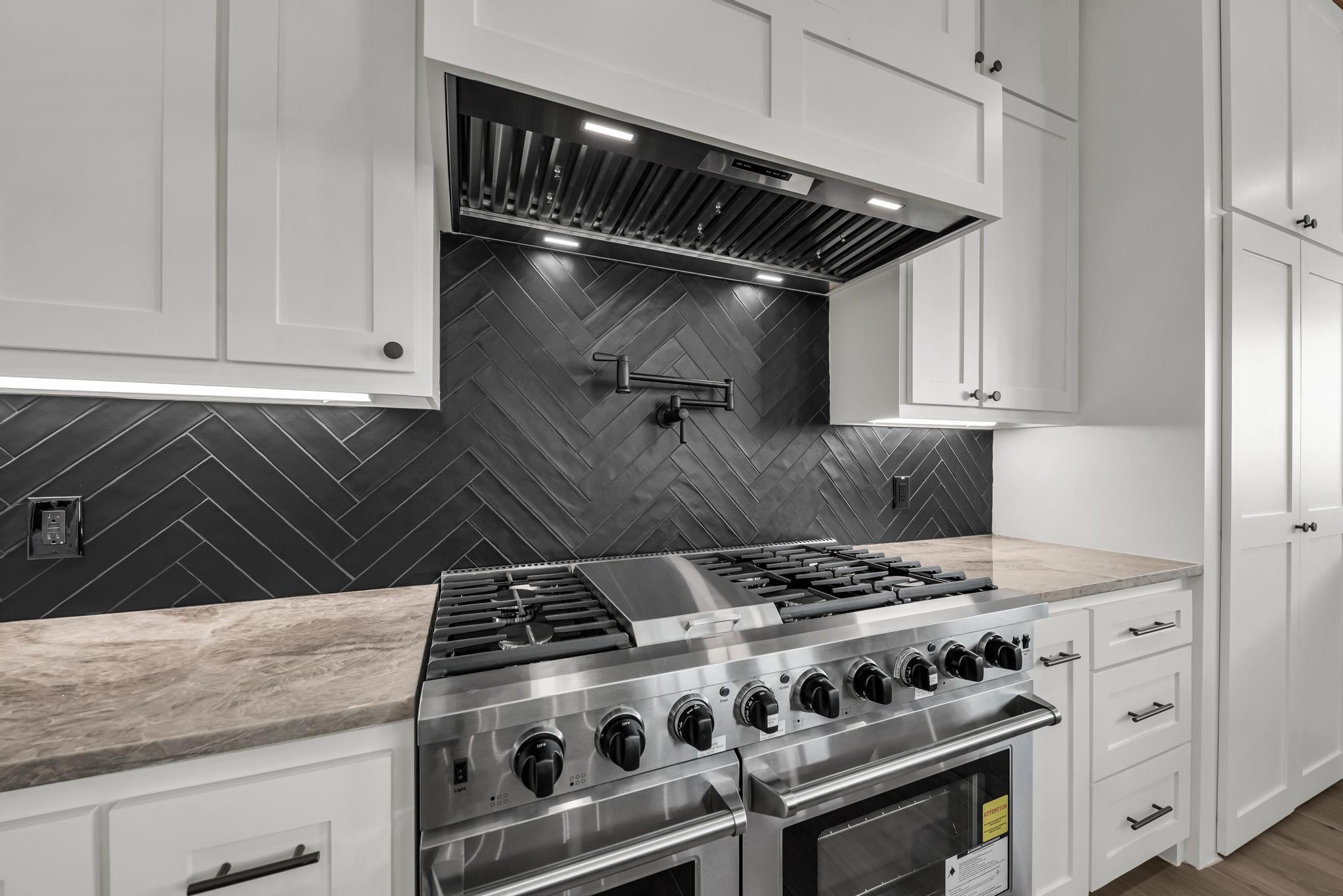 101 Silver Way W, Horseshoe Bay, TX 78657