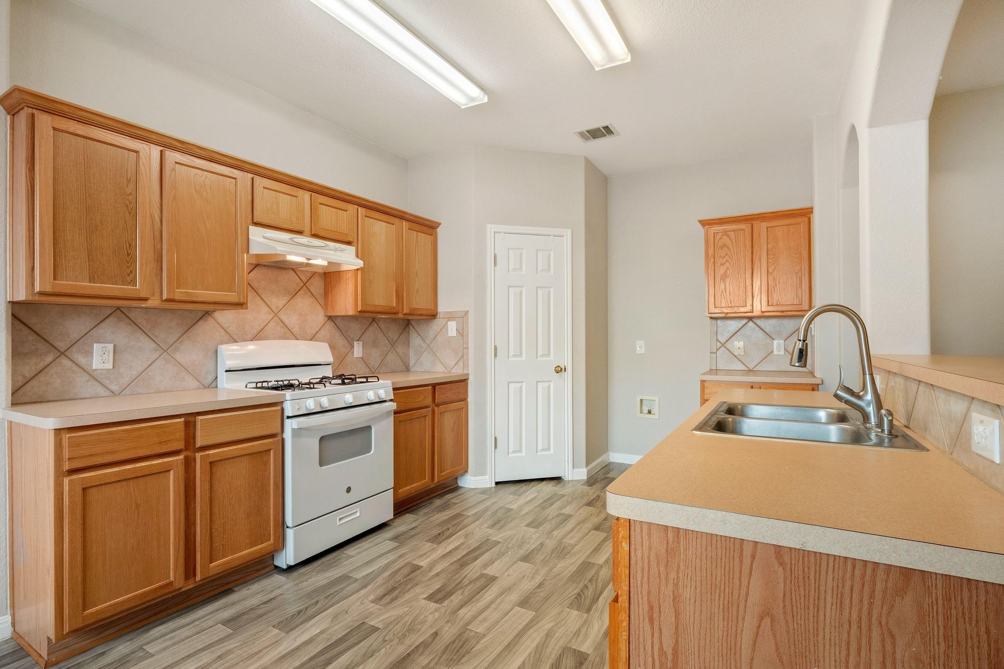 144 Oxford Dr, Kyle, TX 78640