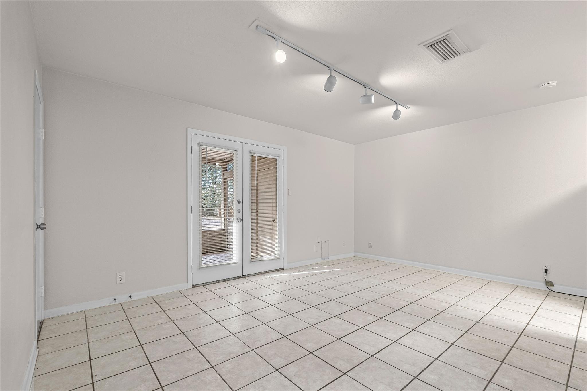 2800 Westhill Dr # 102, Austin, TX 78704