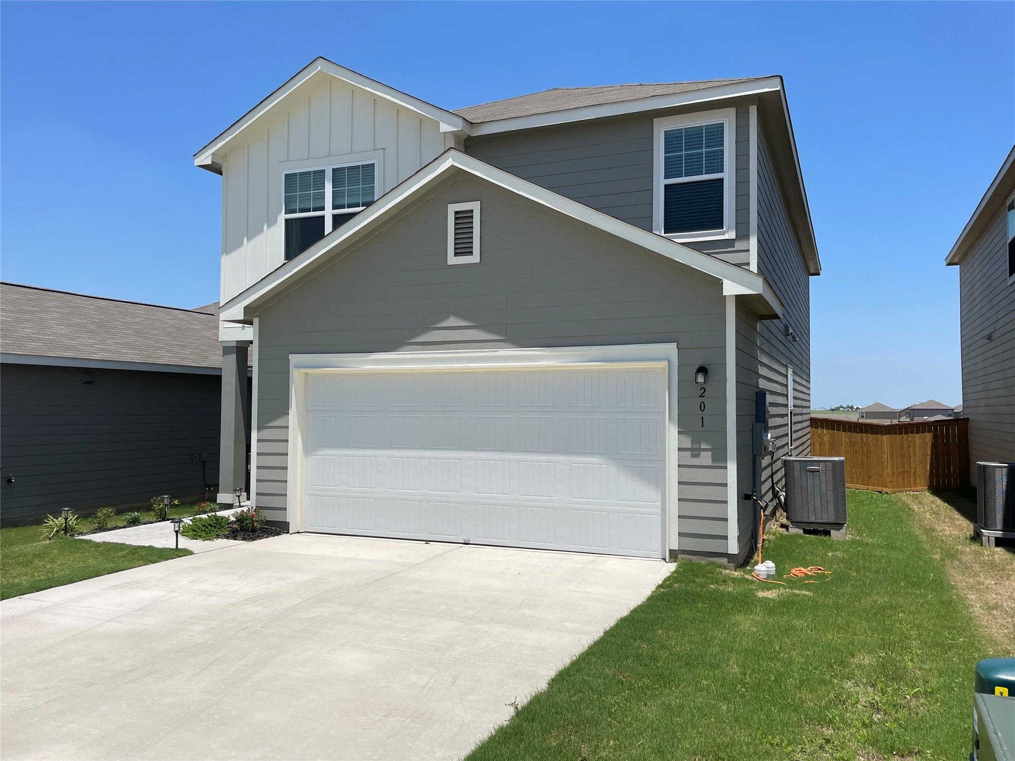 201 Comancheros Rd, Jarrell, TX 76537