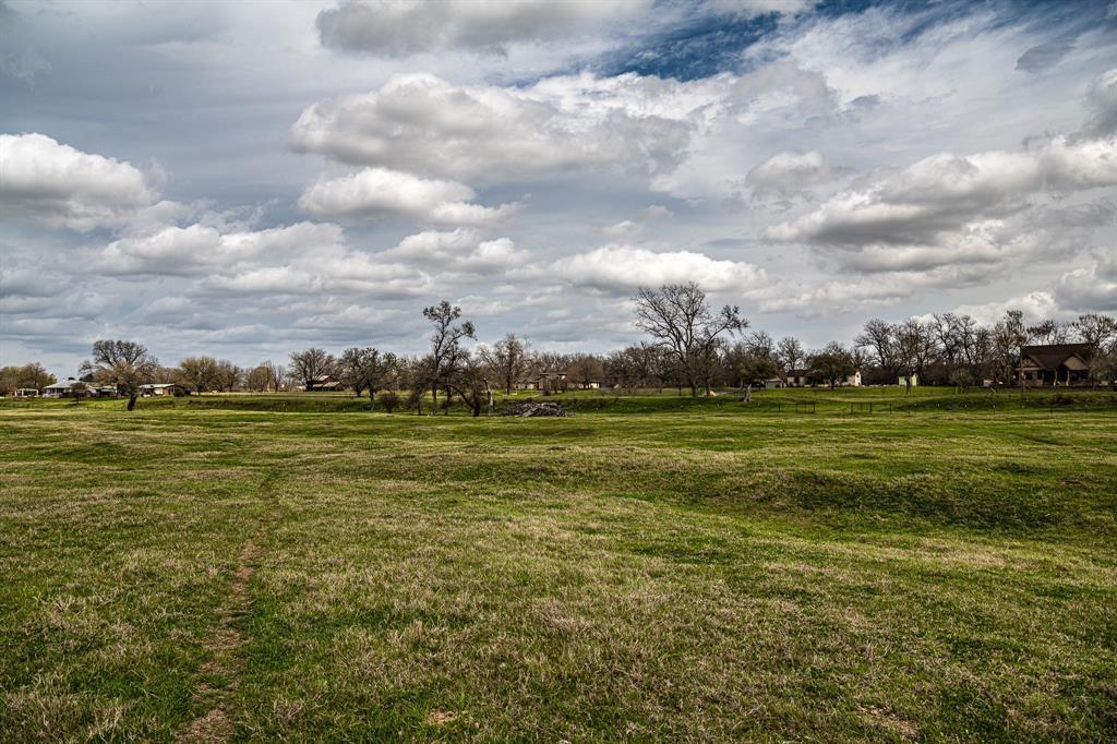 121 Mechelle St, Smithville, TX 78957