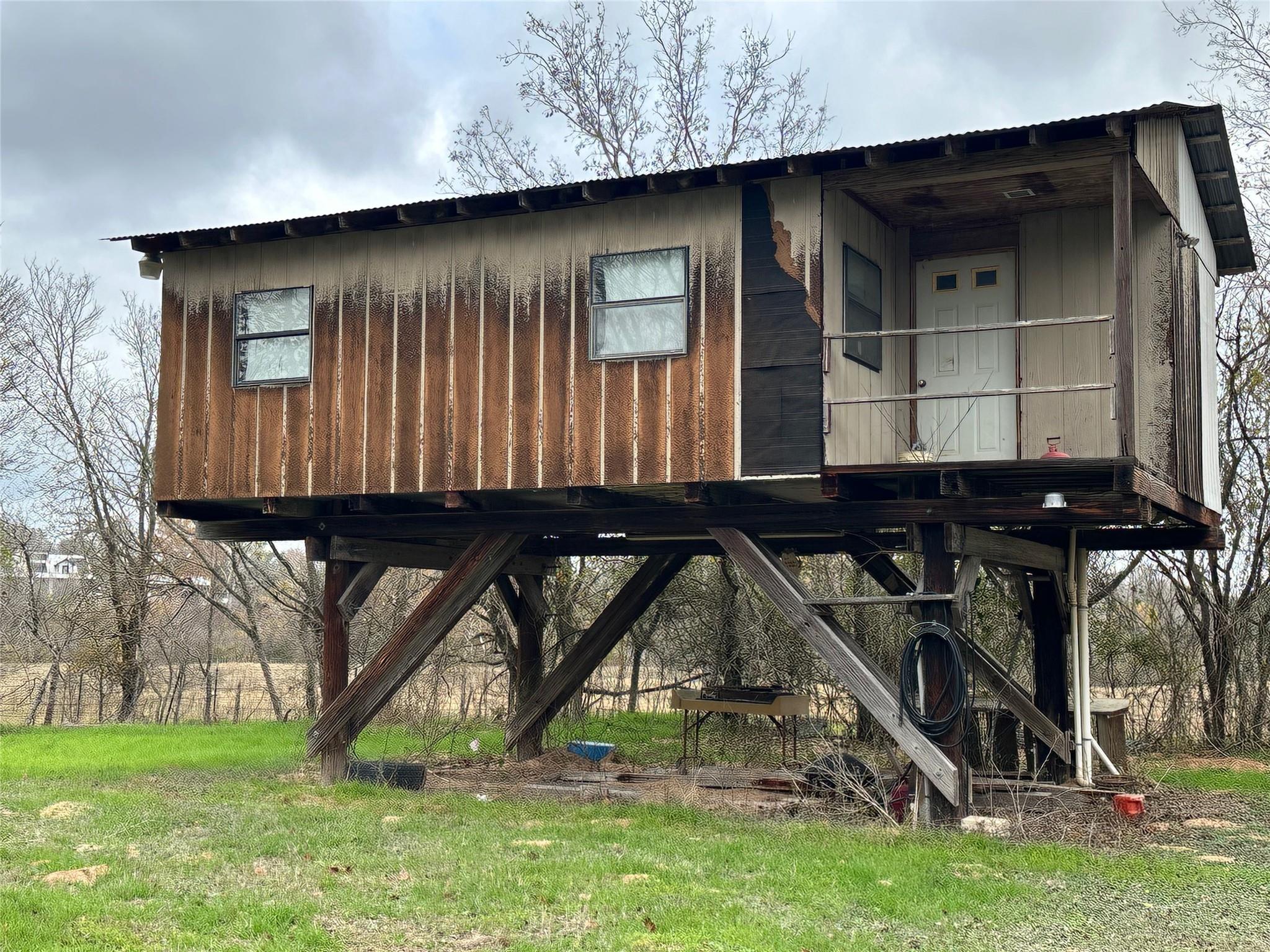 429 Hidden Shores Rd, Smithville, TX 78957