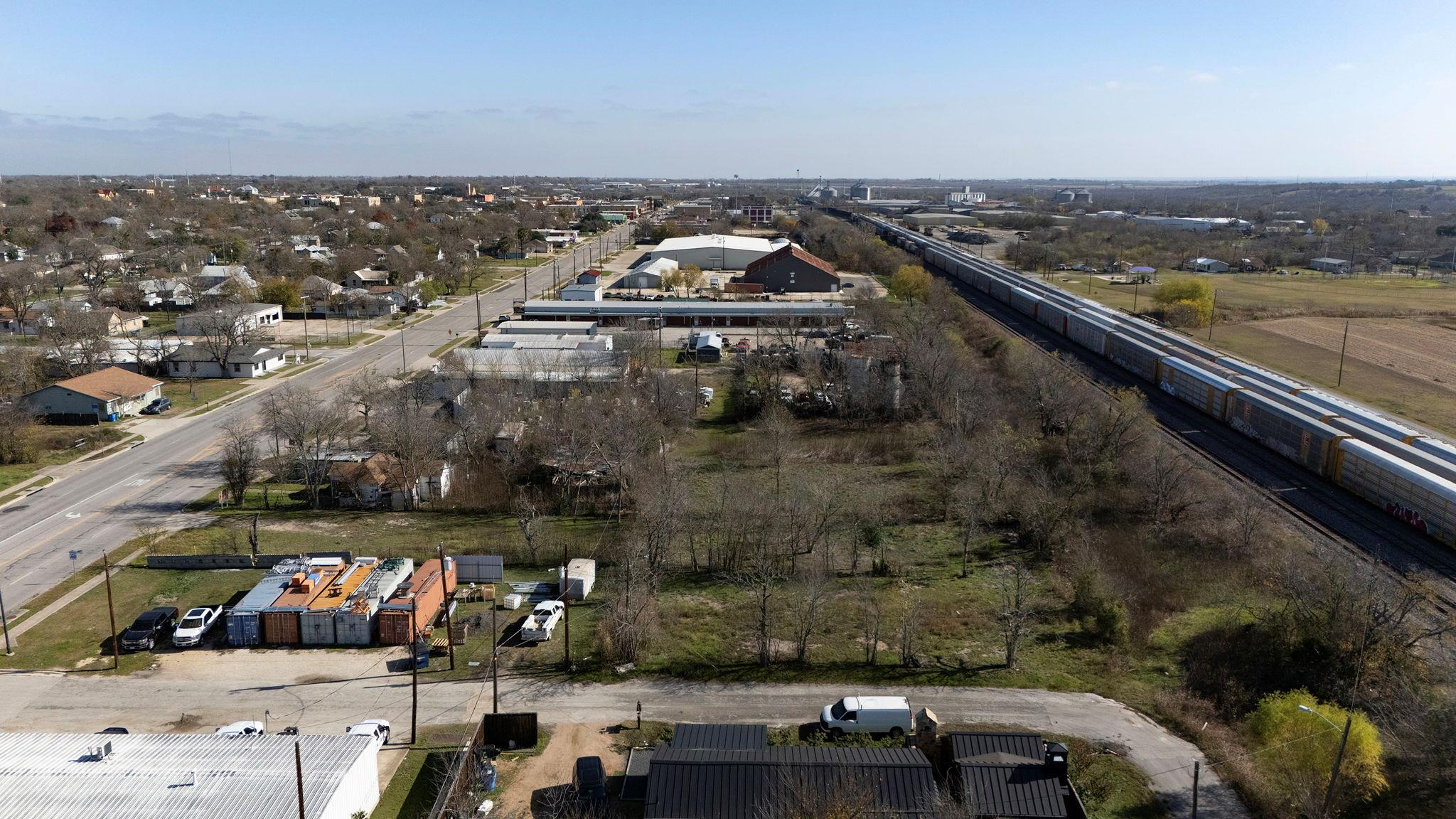 919 W 2nd St, Taylor, TX 76574