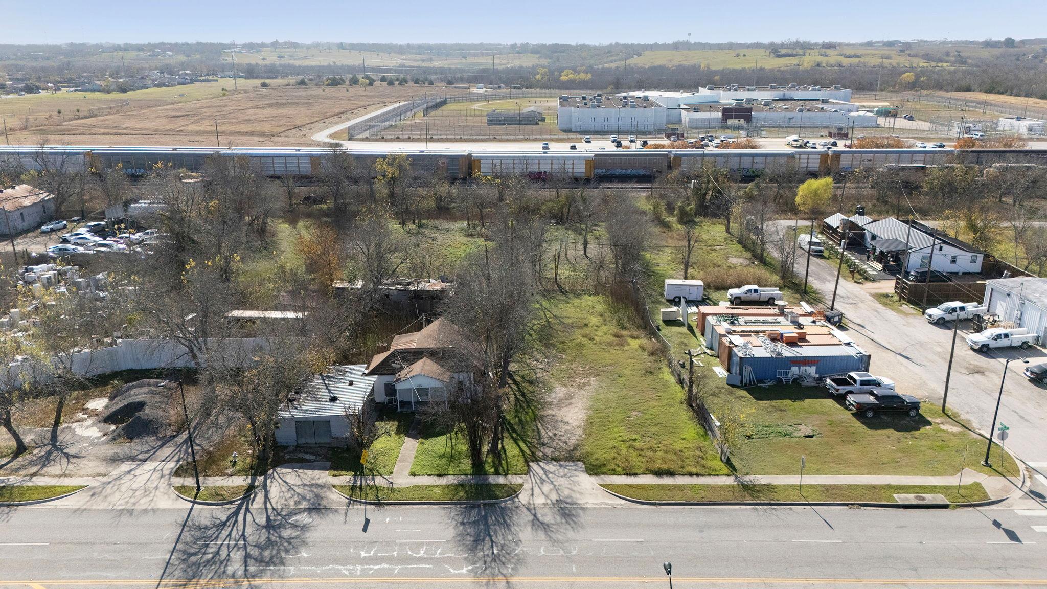 919 W 2nd St, Taylor, TX 76574