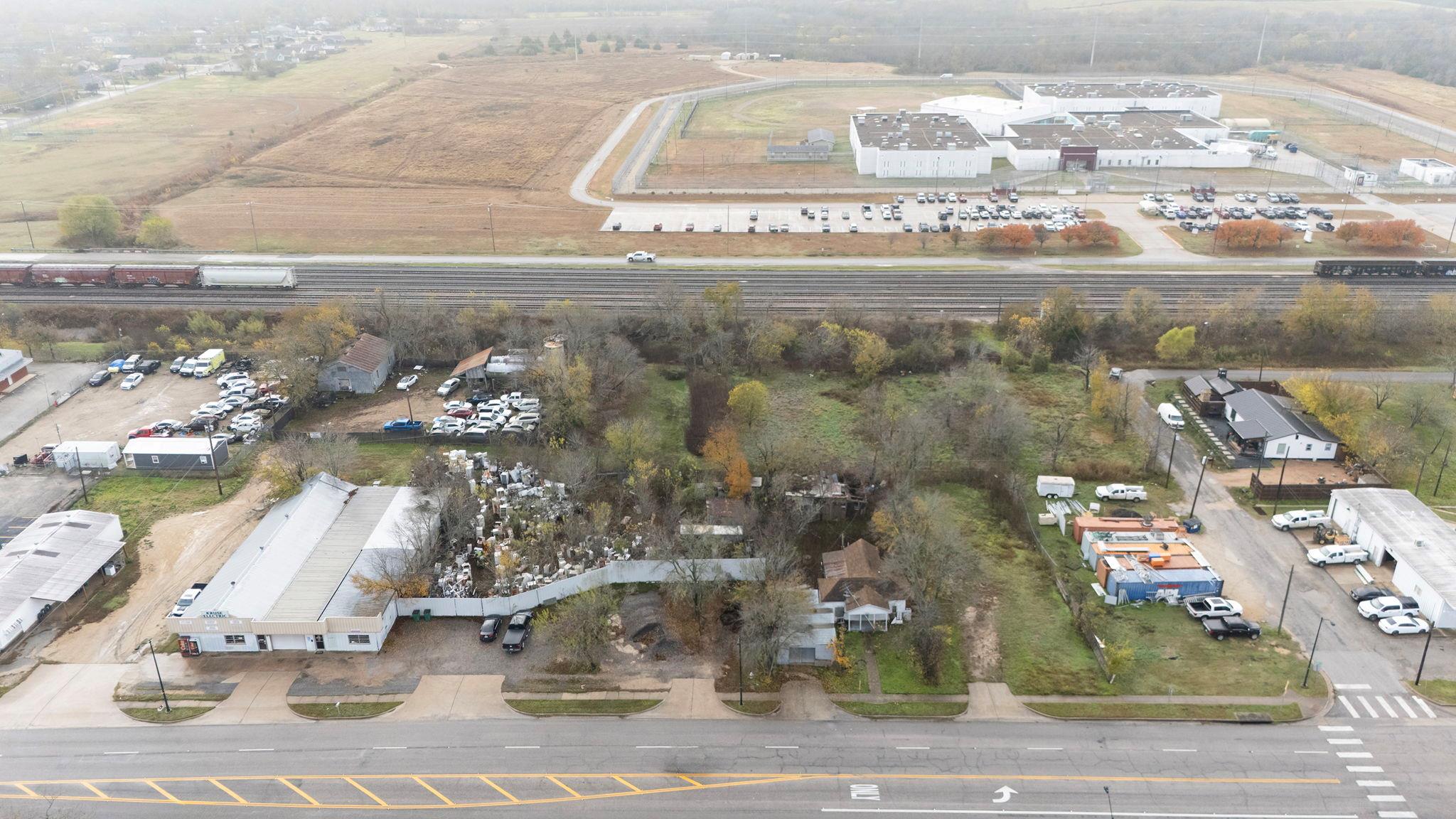 919 W 2nd St, Taylor, TX 76574