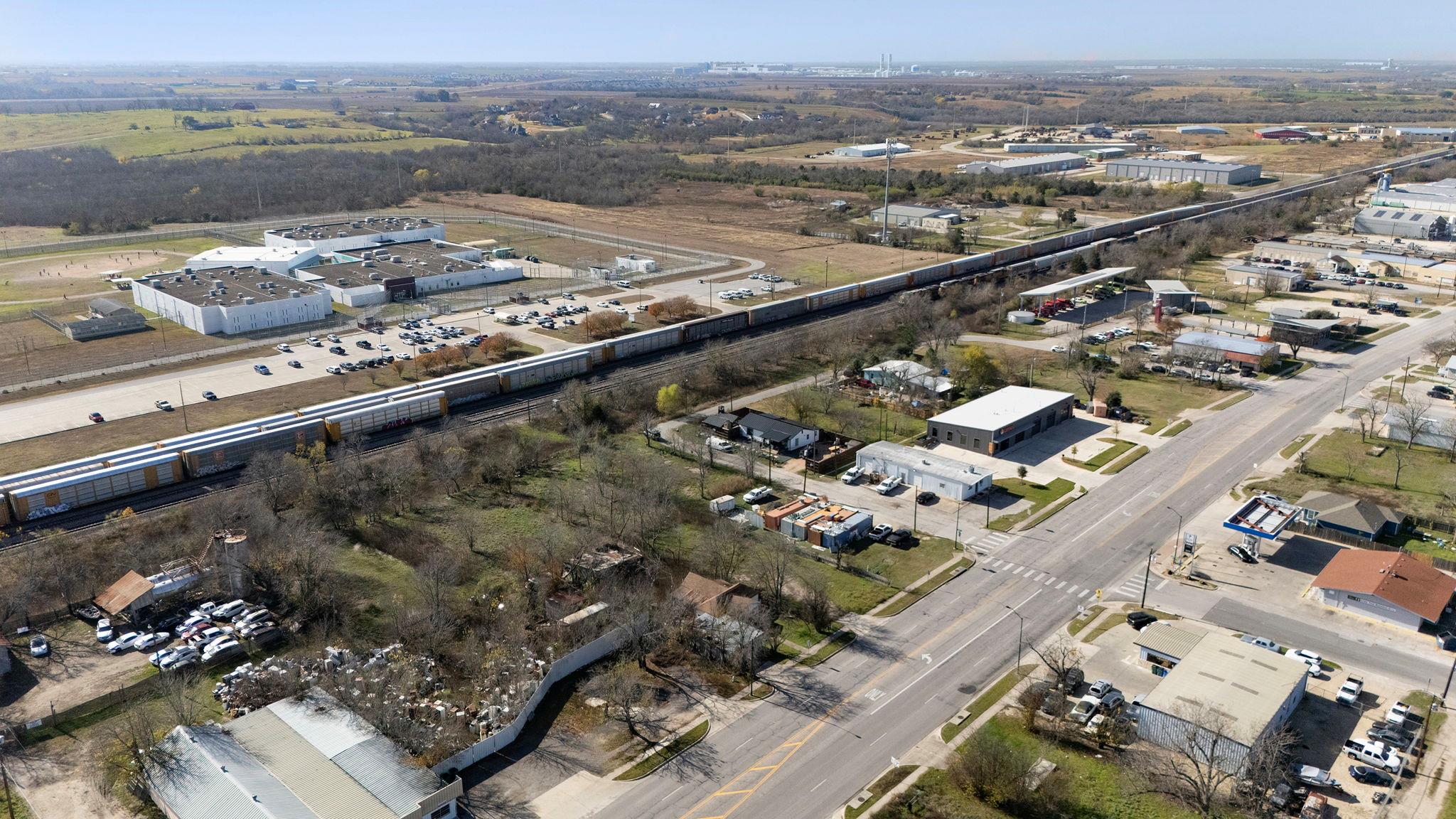 919 W 2nd St, Taylor, TX 76574