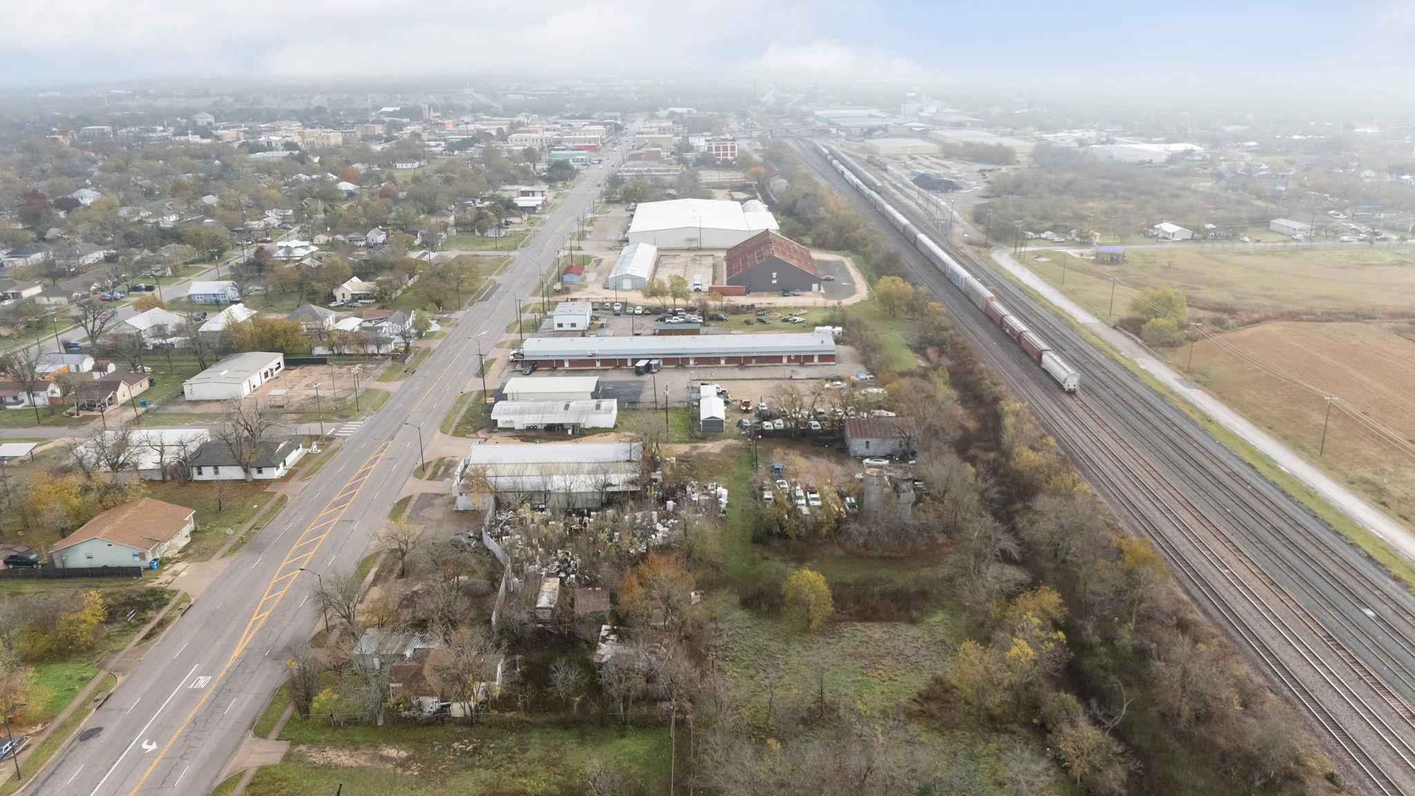 919 W 2nd St, Taylor, TX 76574