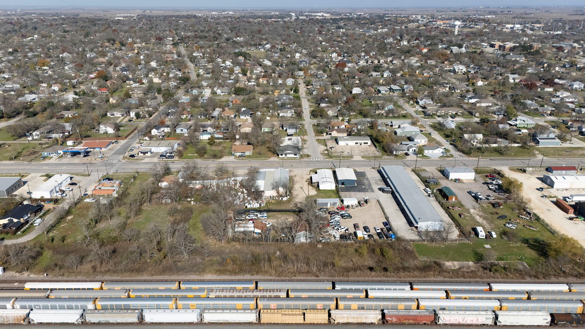 919 W 2nd St, Taylor, TX 76574