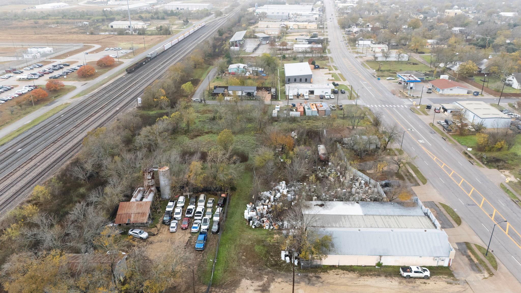 921 W 2nd St, Taylor, TX 76574