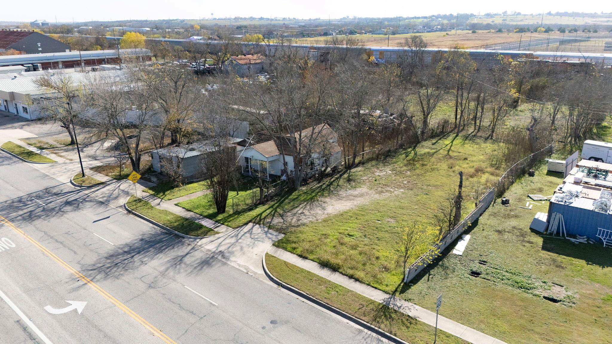 921 W 2nd St, Taylor, TX 76574