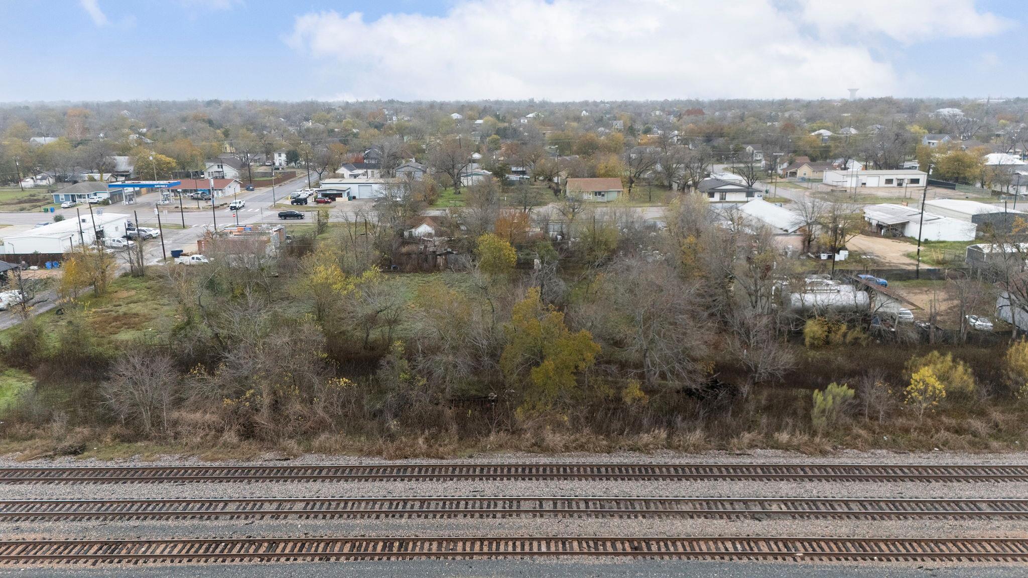 921 W 2nd St, Taylor, TX 76574