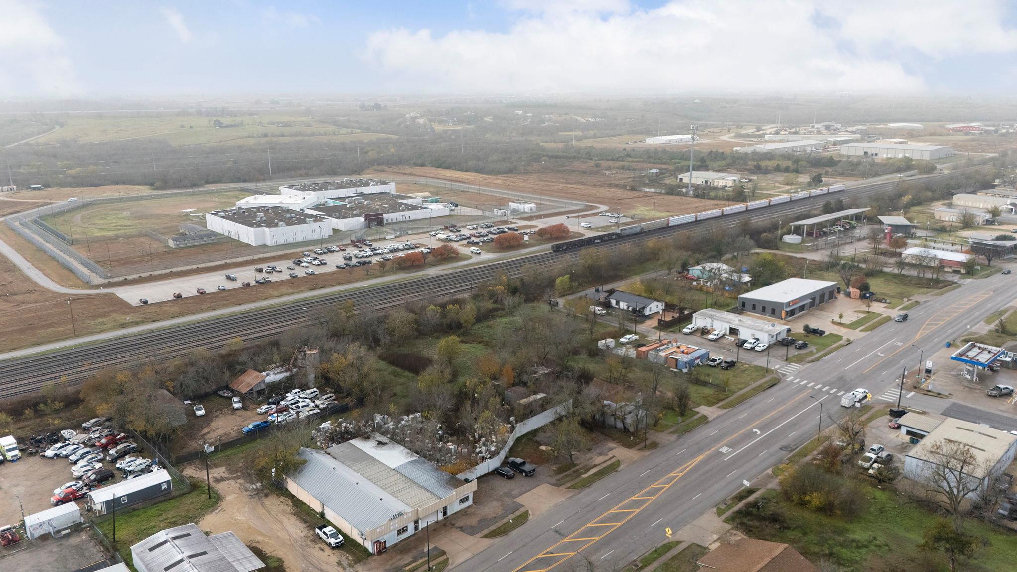 921 W 2nd St, Taylor, TX 76574