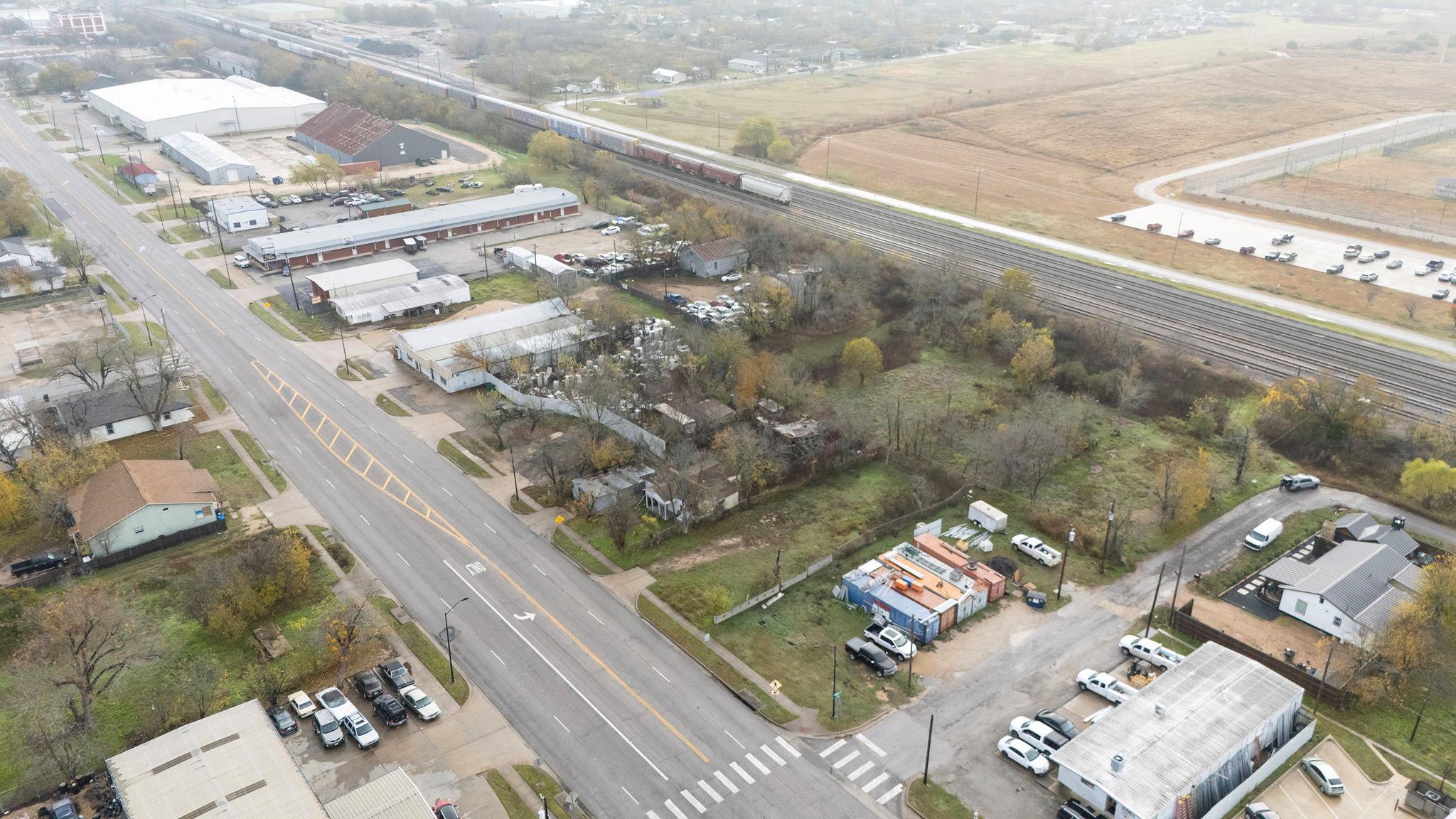 921 W 2nd St, Taylor, TX 76574