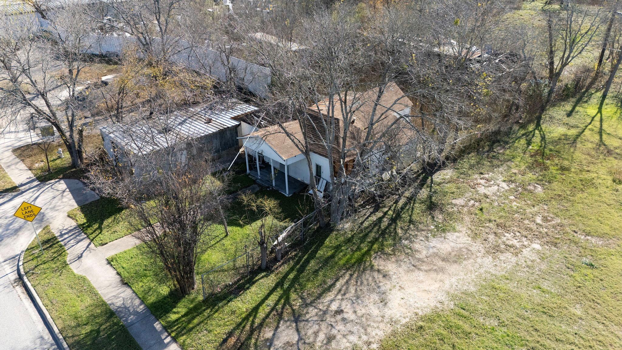 921 W 2nd St, Taylor, TX 76574