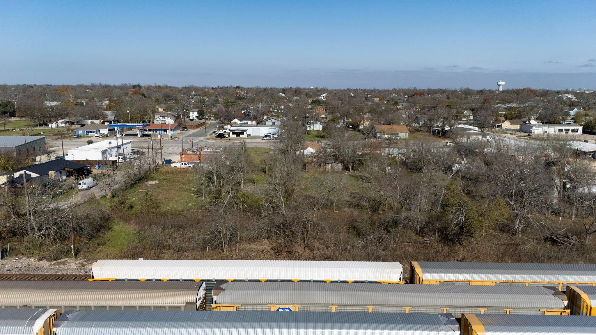 921 W 2nd St, Taylor, TX 76574