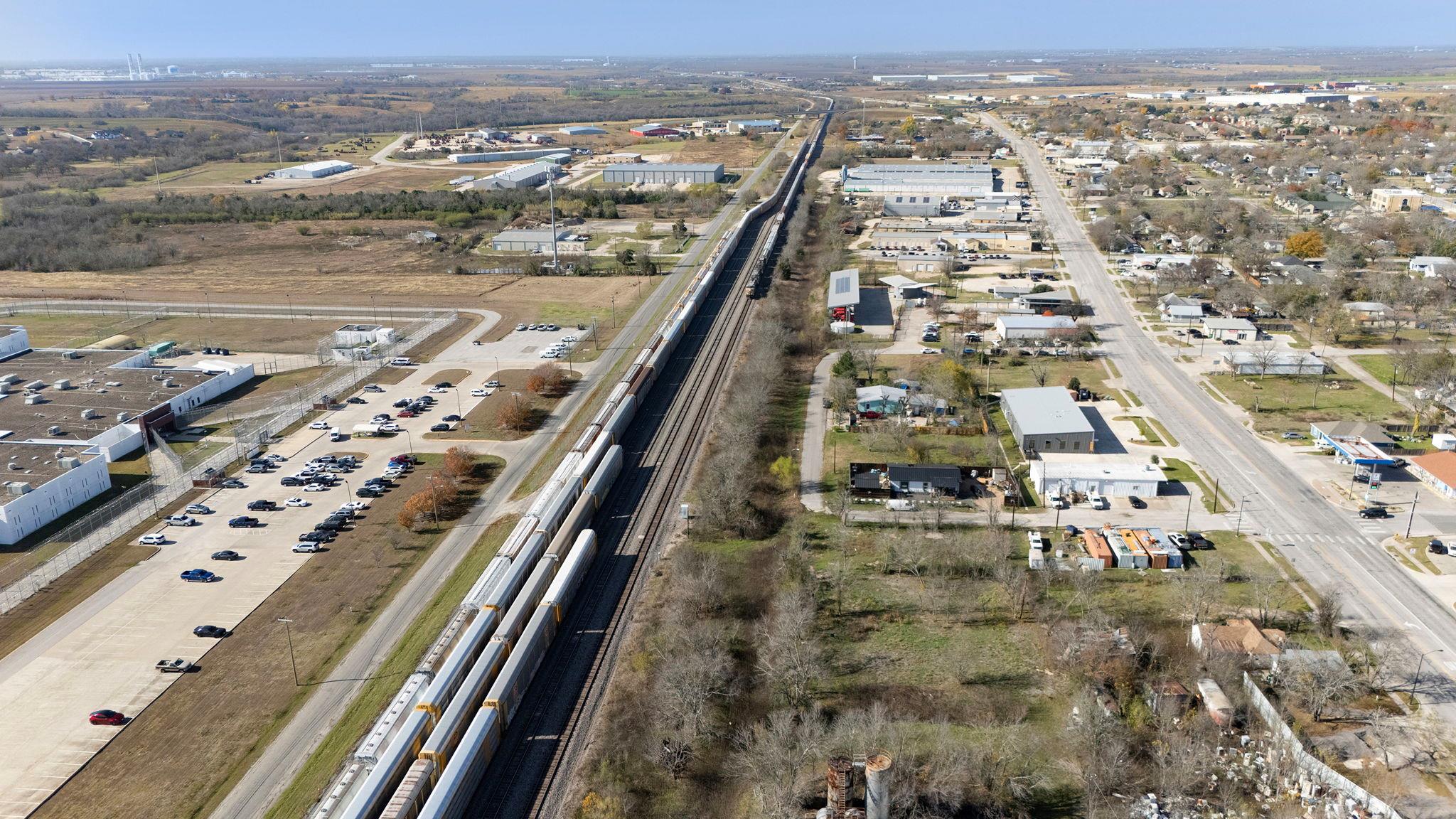 921 W 2nd St, Taylor, TX 76574