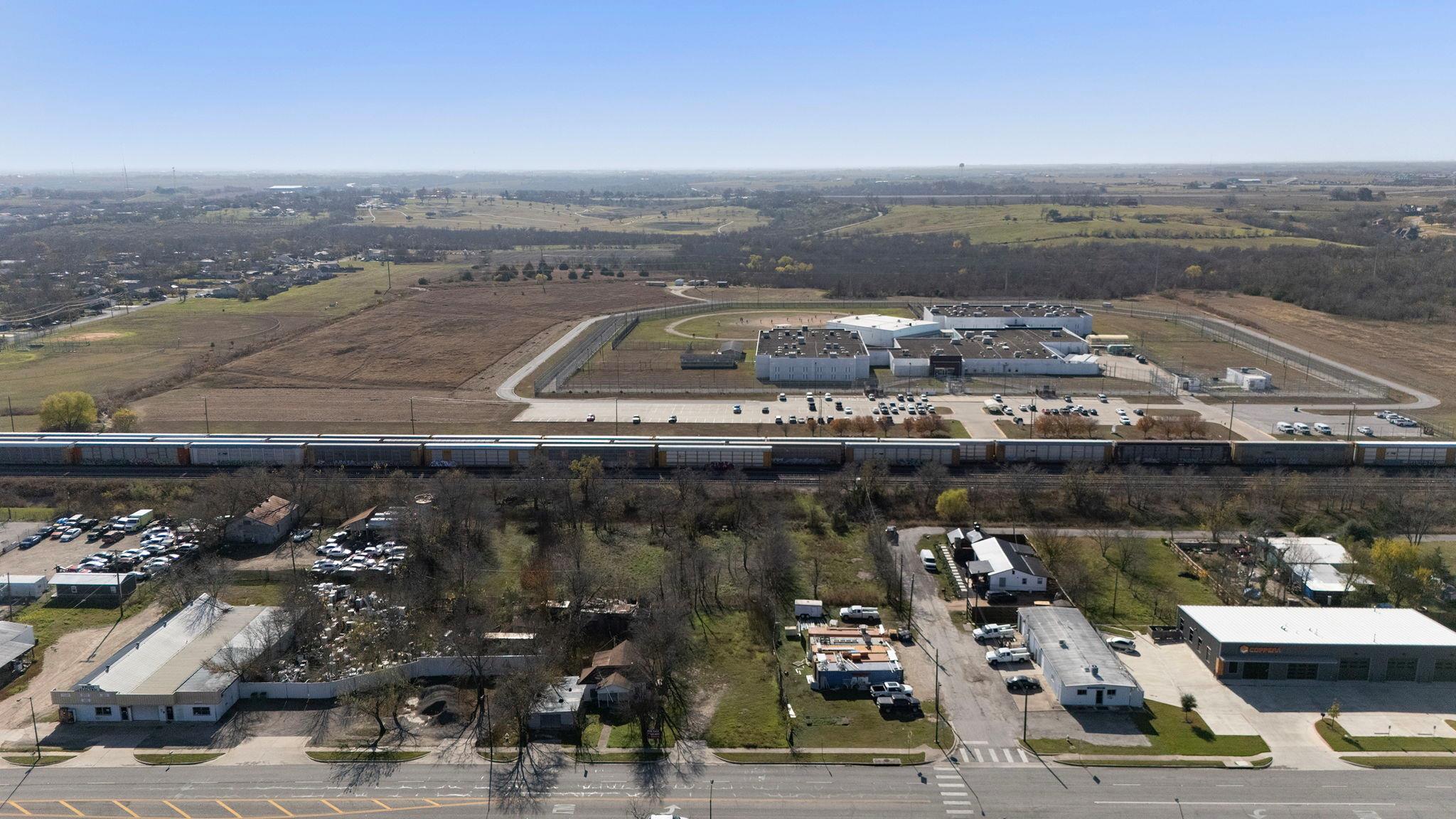 921 W 2nd St, Taylor, TX 76574