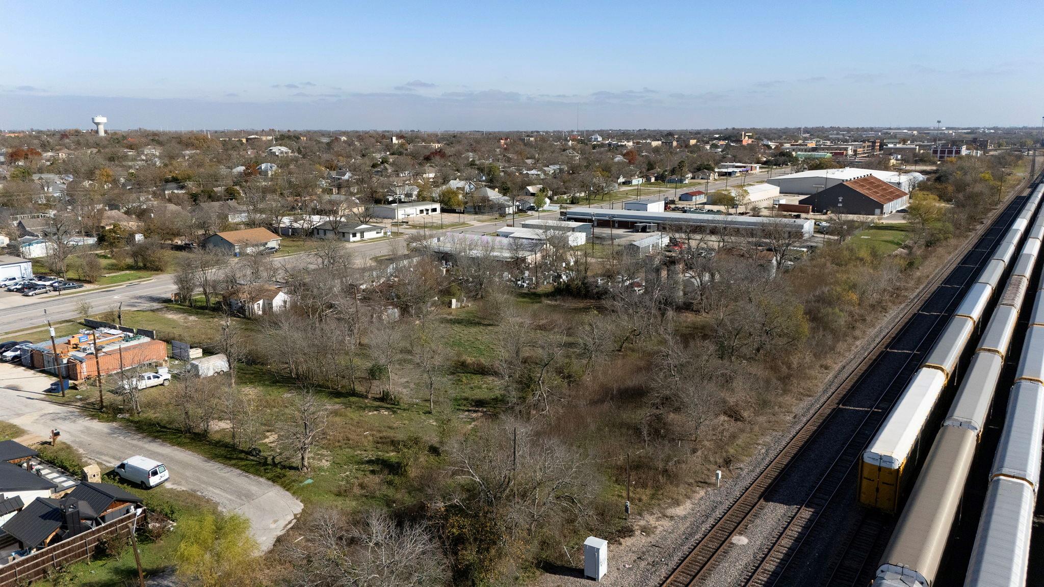 921 W 2nd St, Taylor, TX 76574