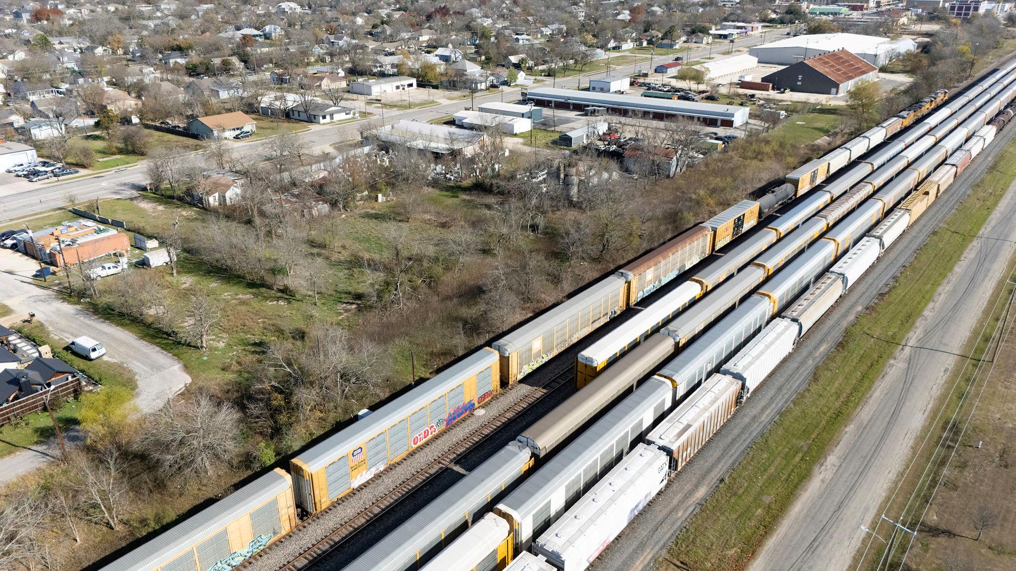 921 W 2nd St, Taylor, TX 76574