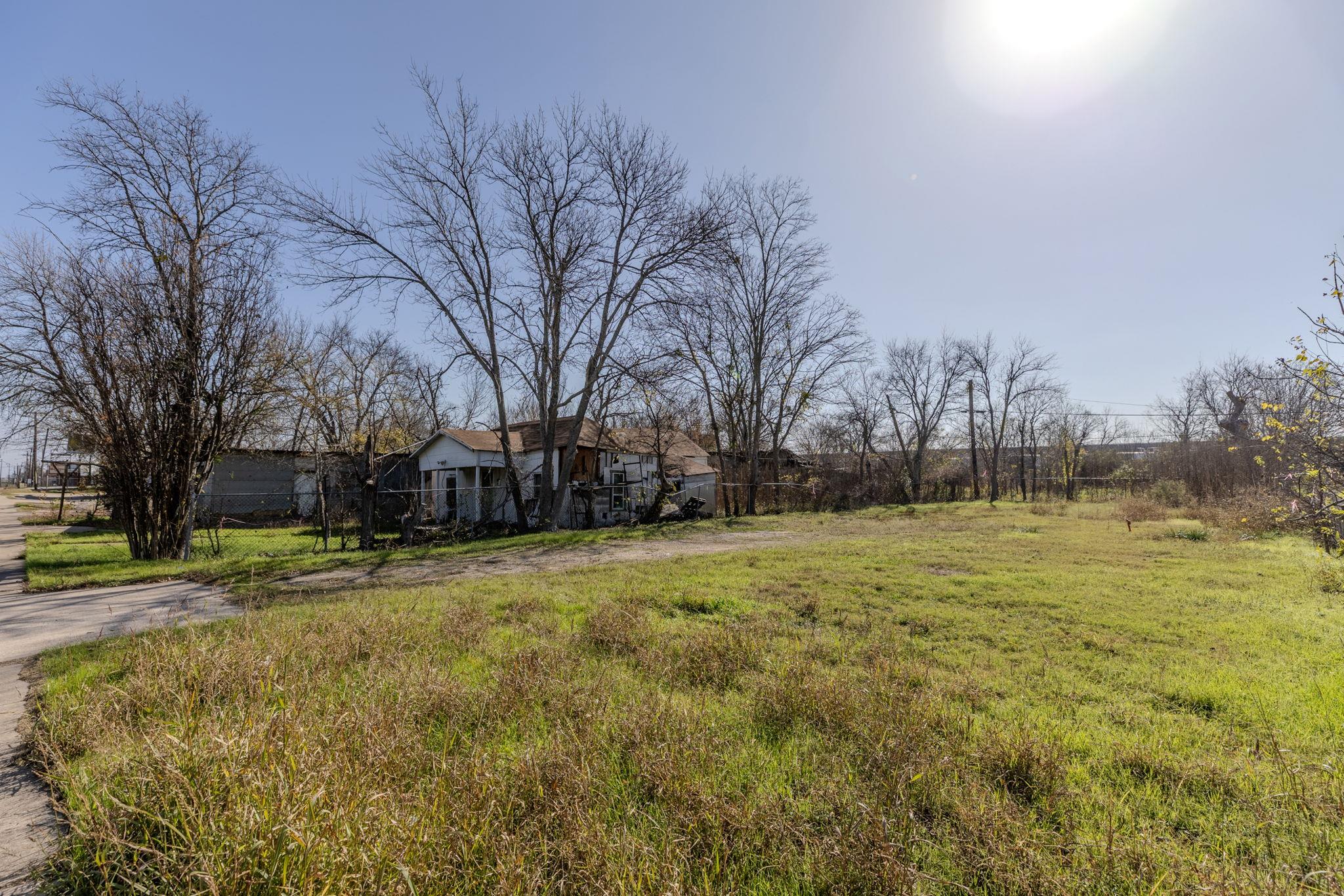 921 W 2nd St, Taylor, TX 76574