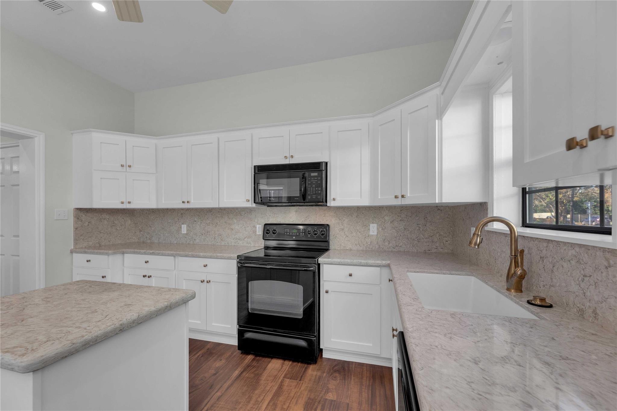 303 S Franklin St, La Grange, TX 78945