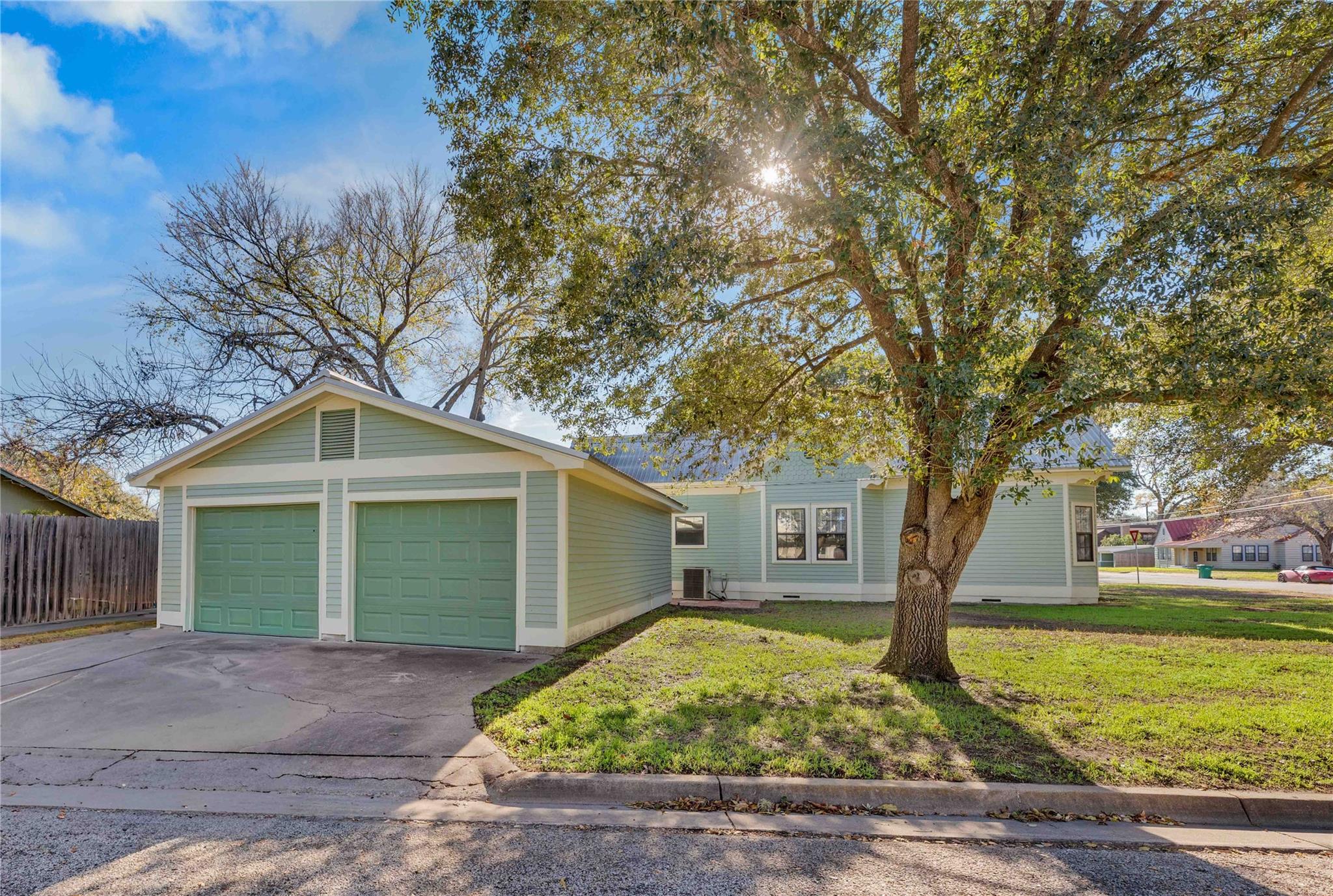 303 S Franklin St, La Grange, TX 78945