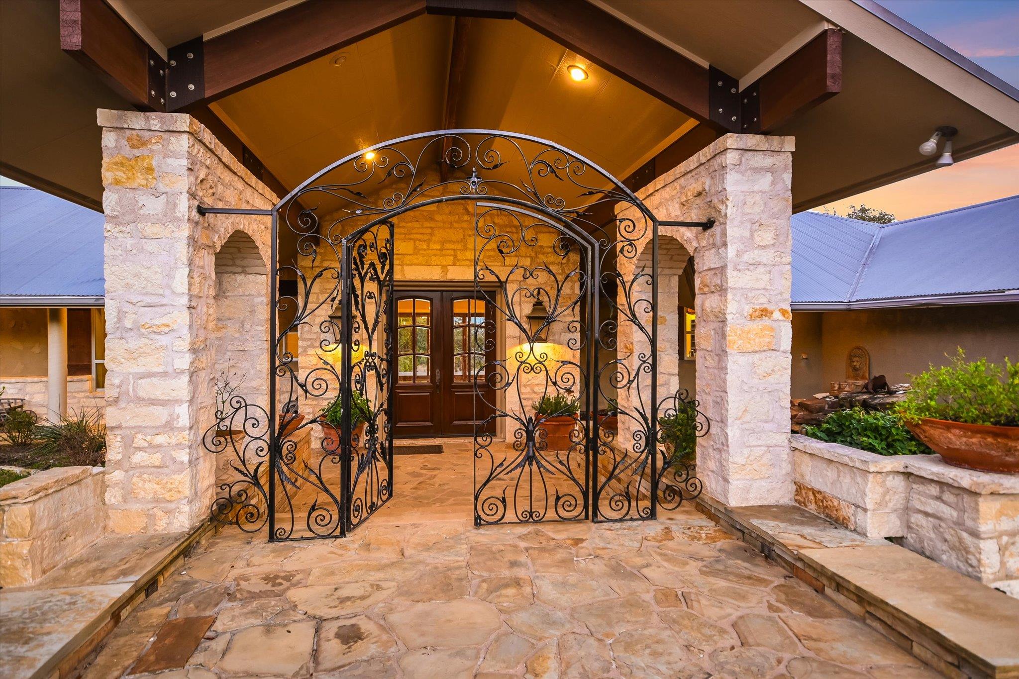 1984 Divide Pass, Blanco, TX 78606