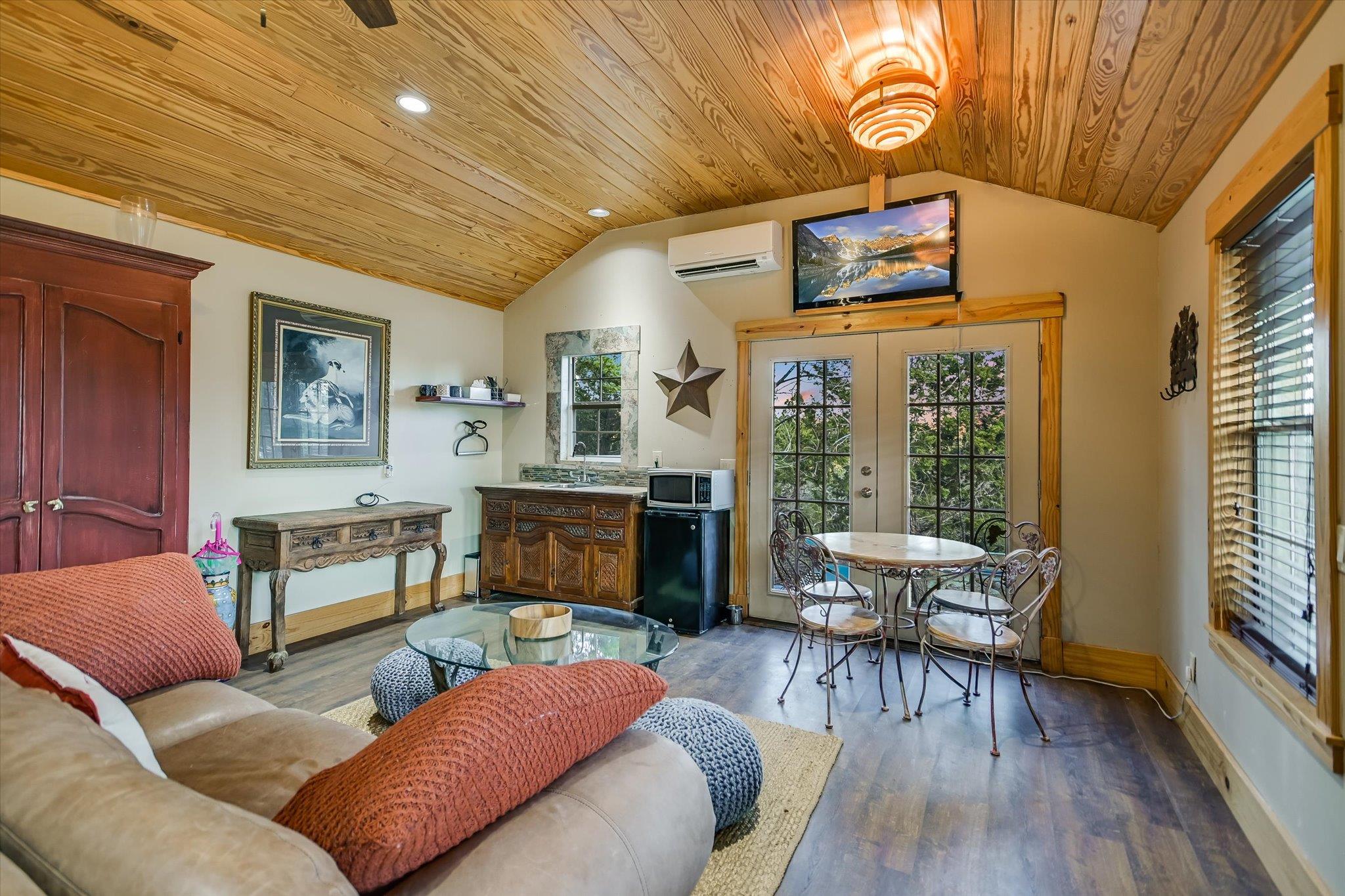 1984 Divide Pass, Blanco, TX 78606