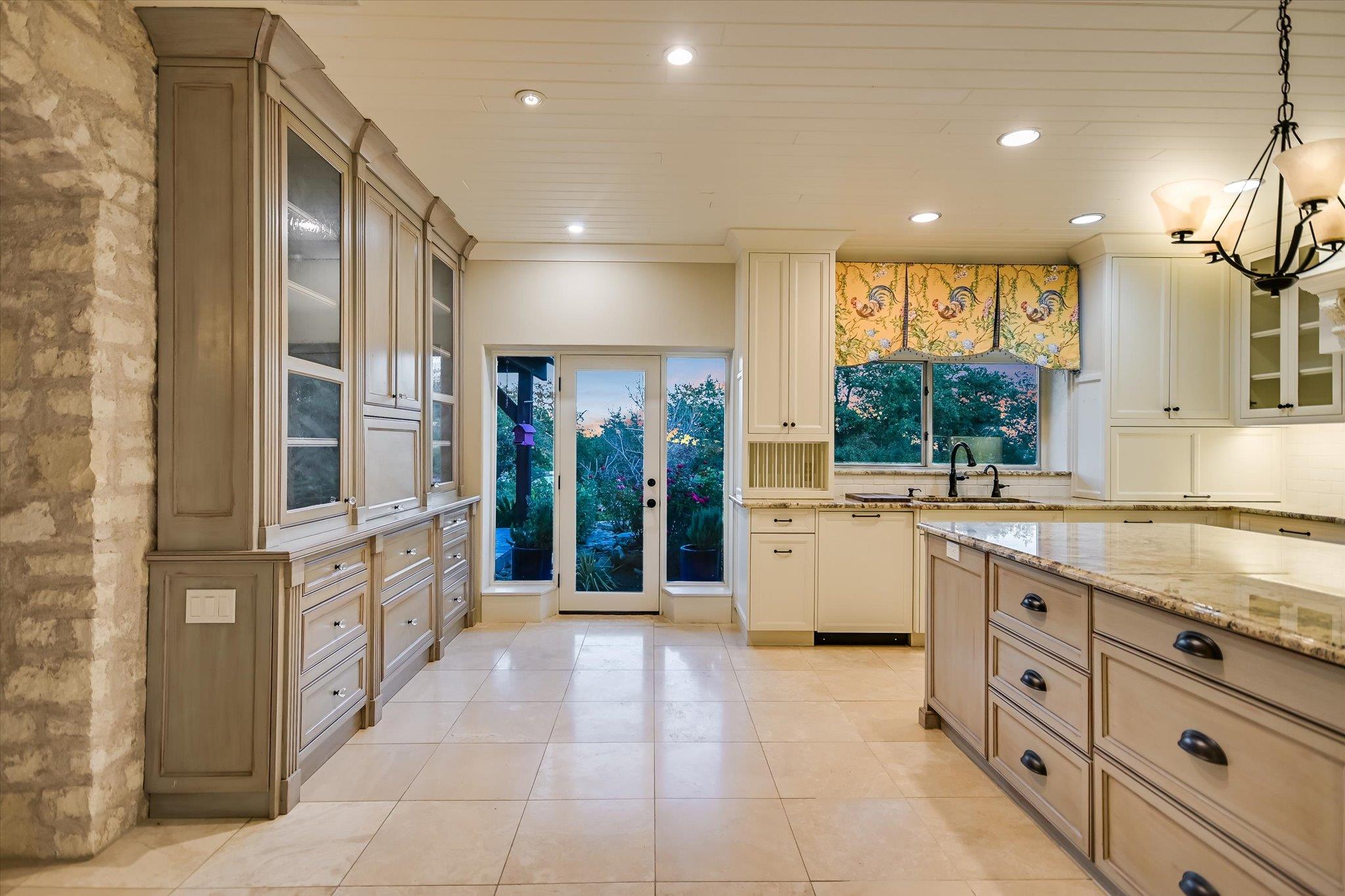 1984 Divide Pass, Blanco, TX 78606