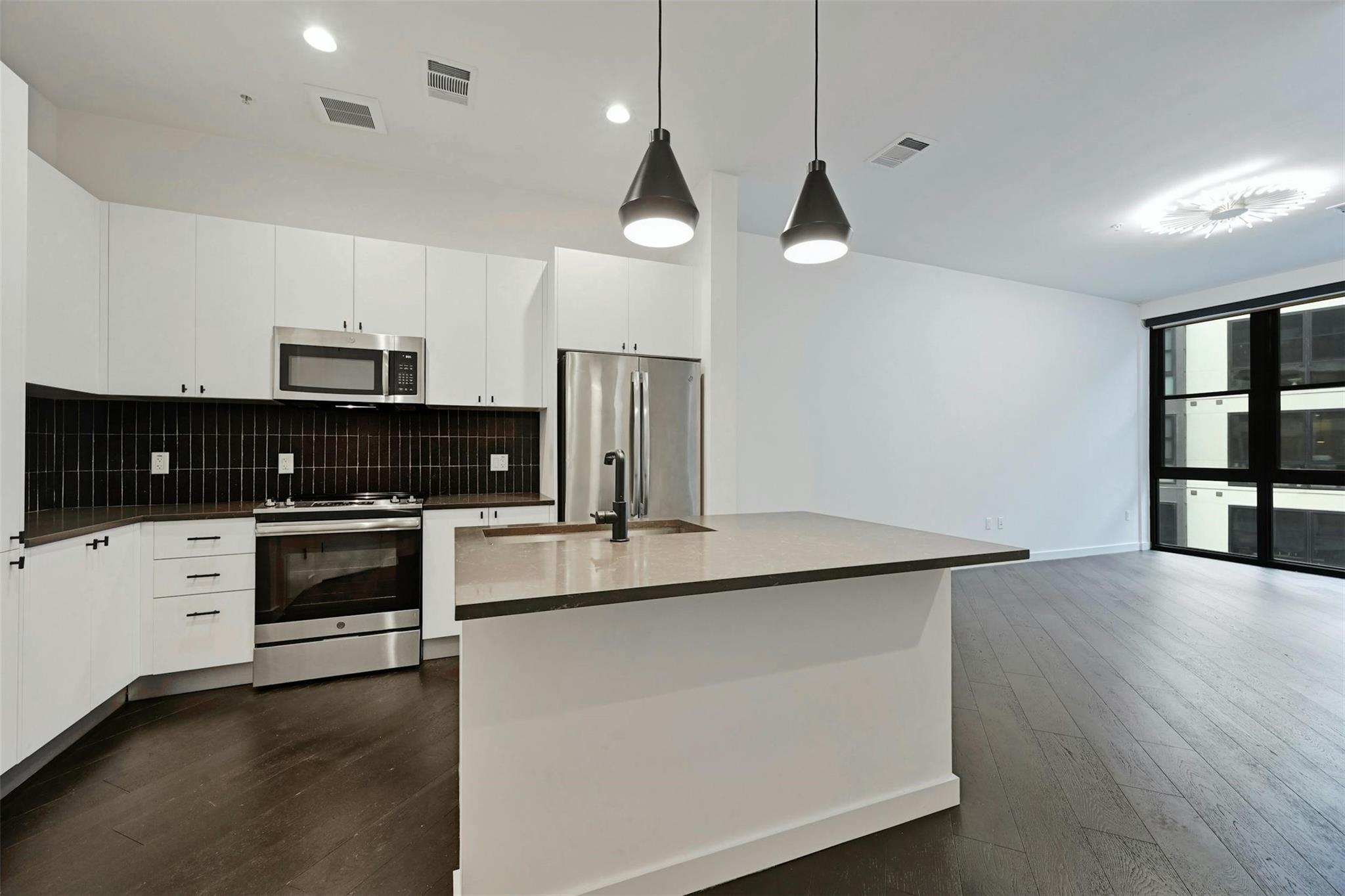 800 Embassy Dr # 411, Austin, TX 78702