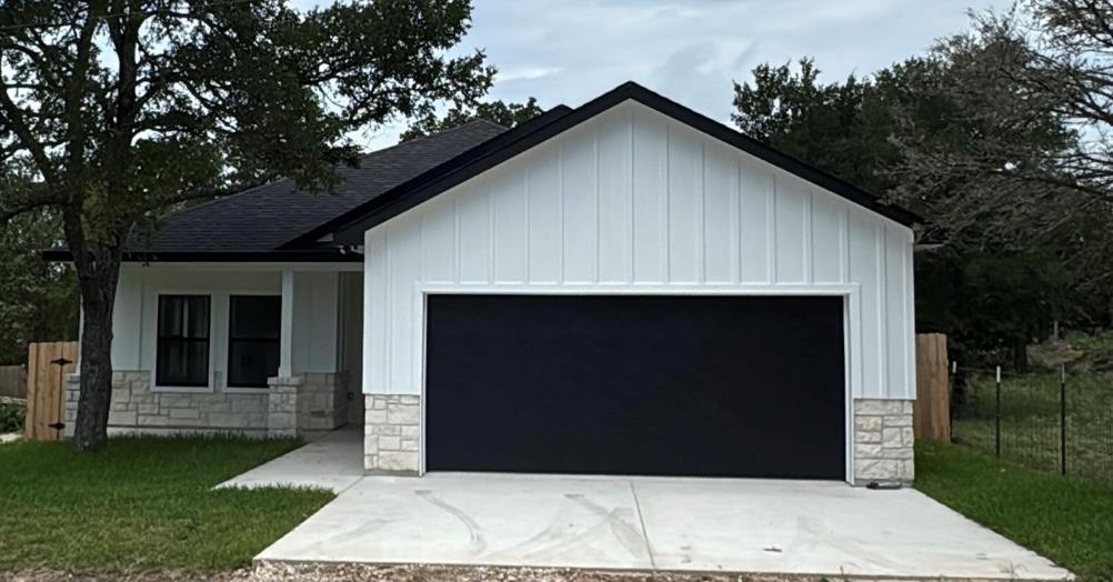 889 S Leon, Giddings, TX 78942