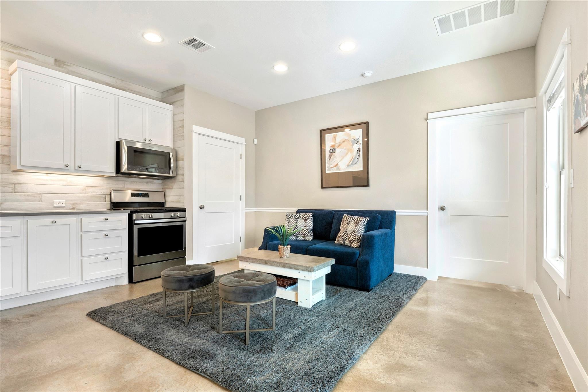 25400 Cove Dr, Spicewood, TX 78669