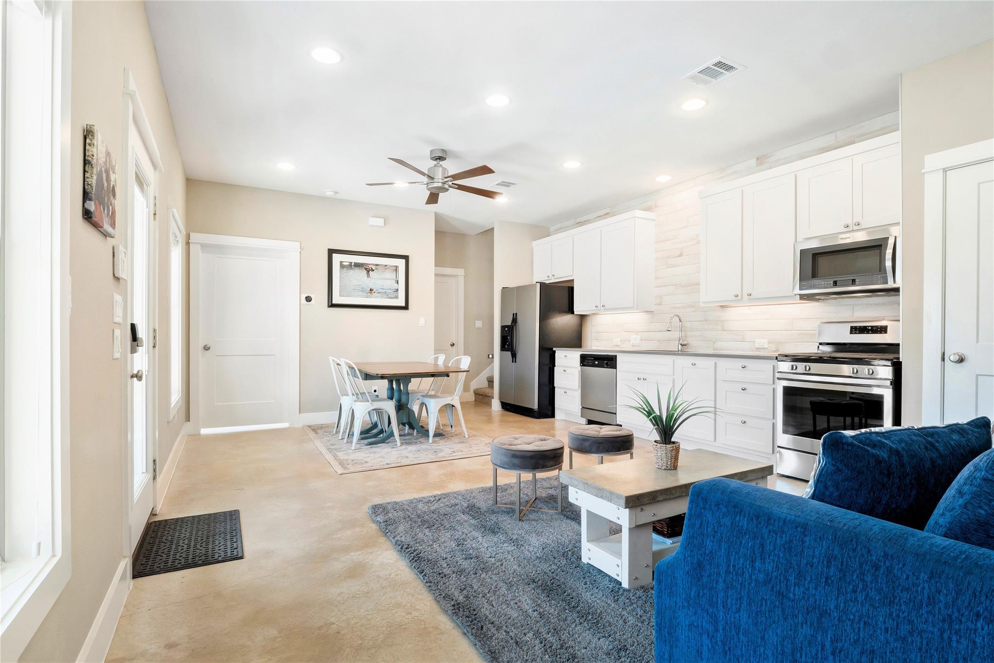 25400 Cove Dr, Spicewood, TX 78669