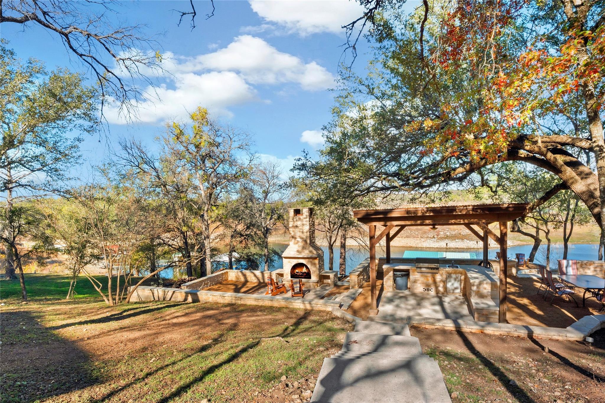 25400 Cove Dr, Spicewood, TX 78669