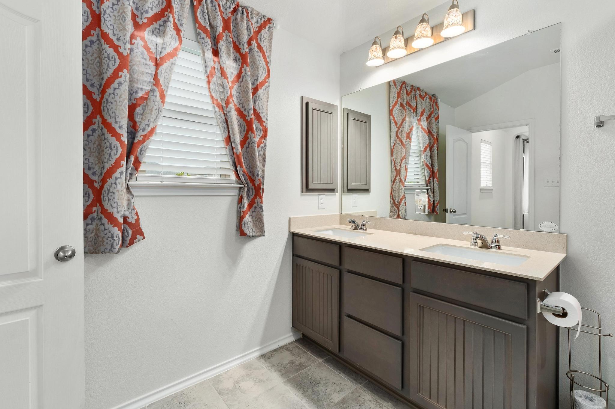 121 Kennicott Dr, Kyle, TX 78640