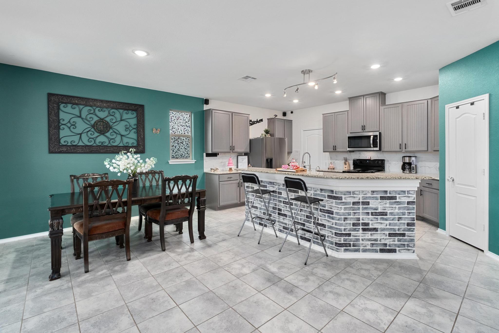 121 Kennicott Dr, Kyle, TX 78640