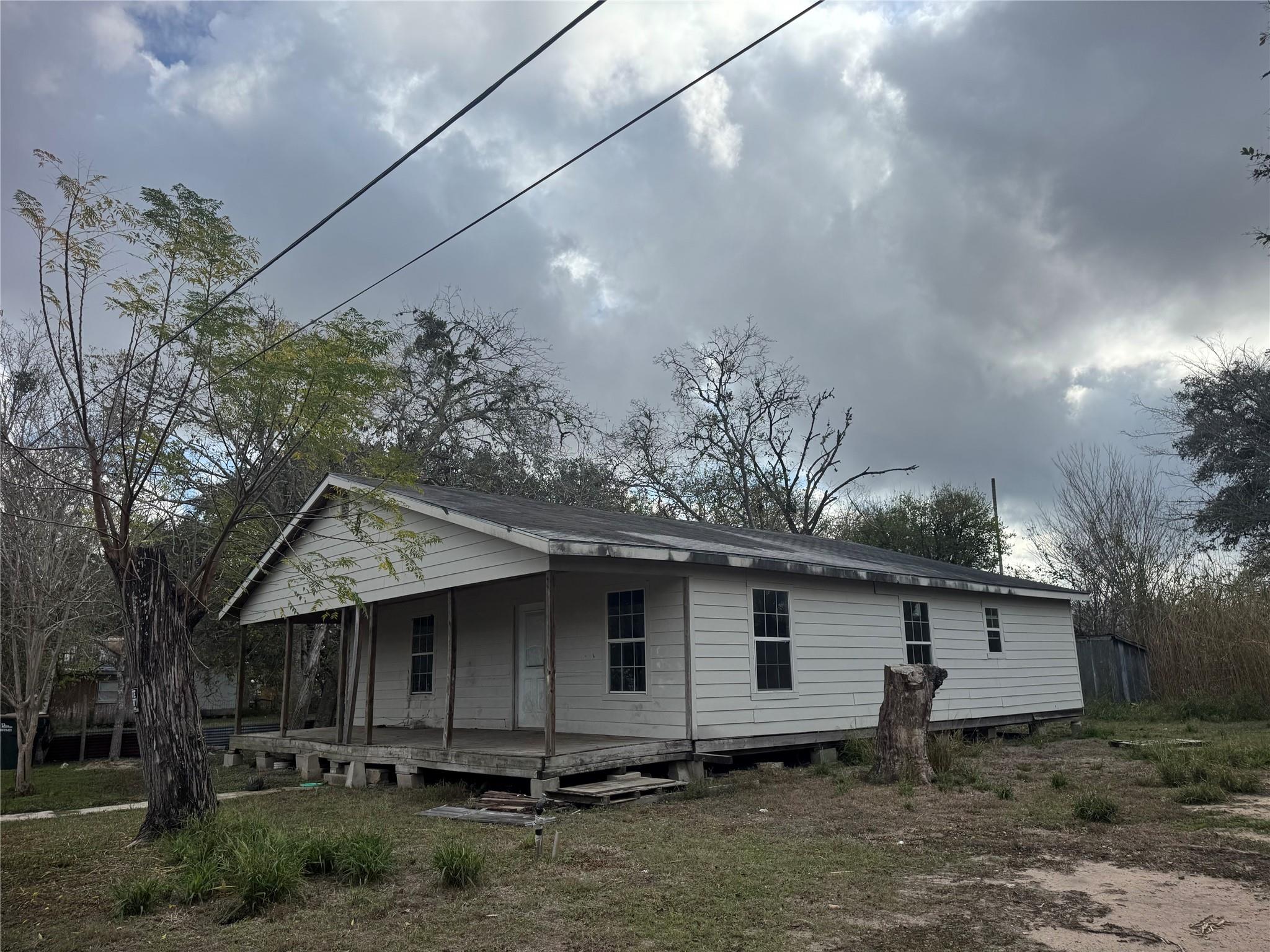 507 King St, Cuero, TX 77954