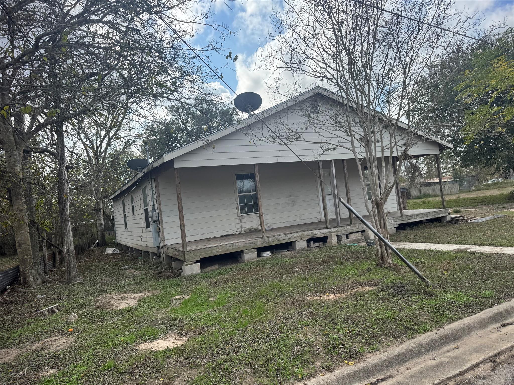 507 King St, Cuero, TX 77954