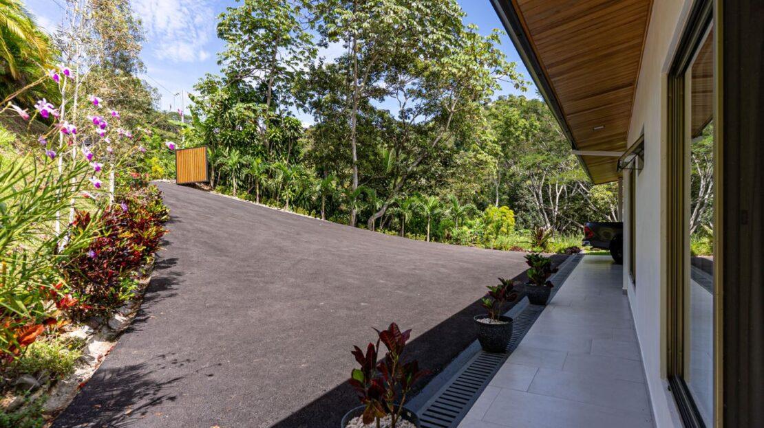 0000 Modern gem in the natural setting, Out of State 20505