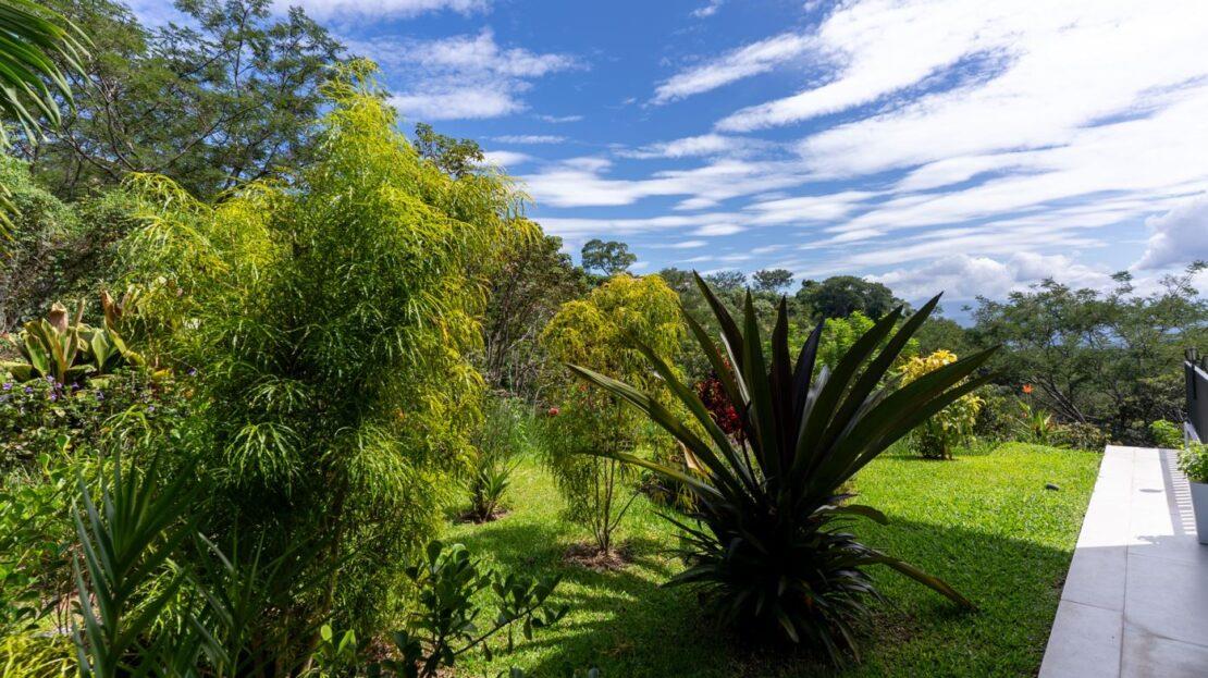 0000 Modern gem in the natural setting, Out of State 20505