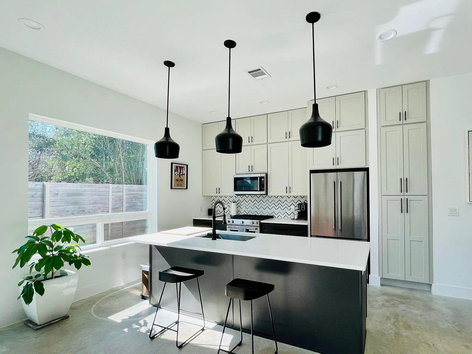 910 Gullett St # 2, Austin, TX 78702